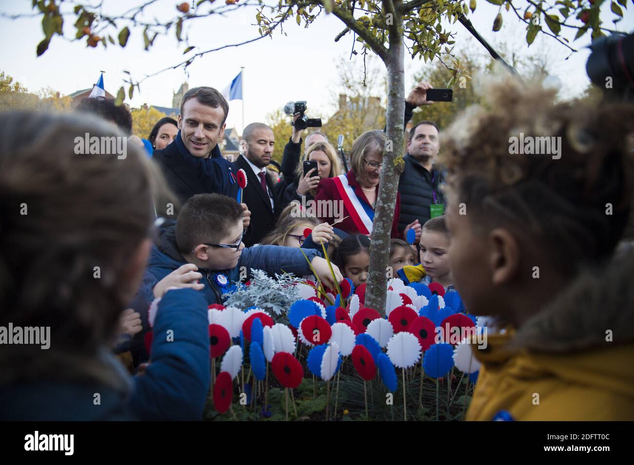 Der französische Präsident Emmanuel Macron begrüßt die Kinder, als er am 9. November 2018 im Rahmen einer Gedenktour zum Ersten Weltkrieg im Museum "Historial de la Grande Guerre" in Peronne ankommt. Foto von ELIOT BLONDT/ABACAPRESS.COM Stockfoto