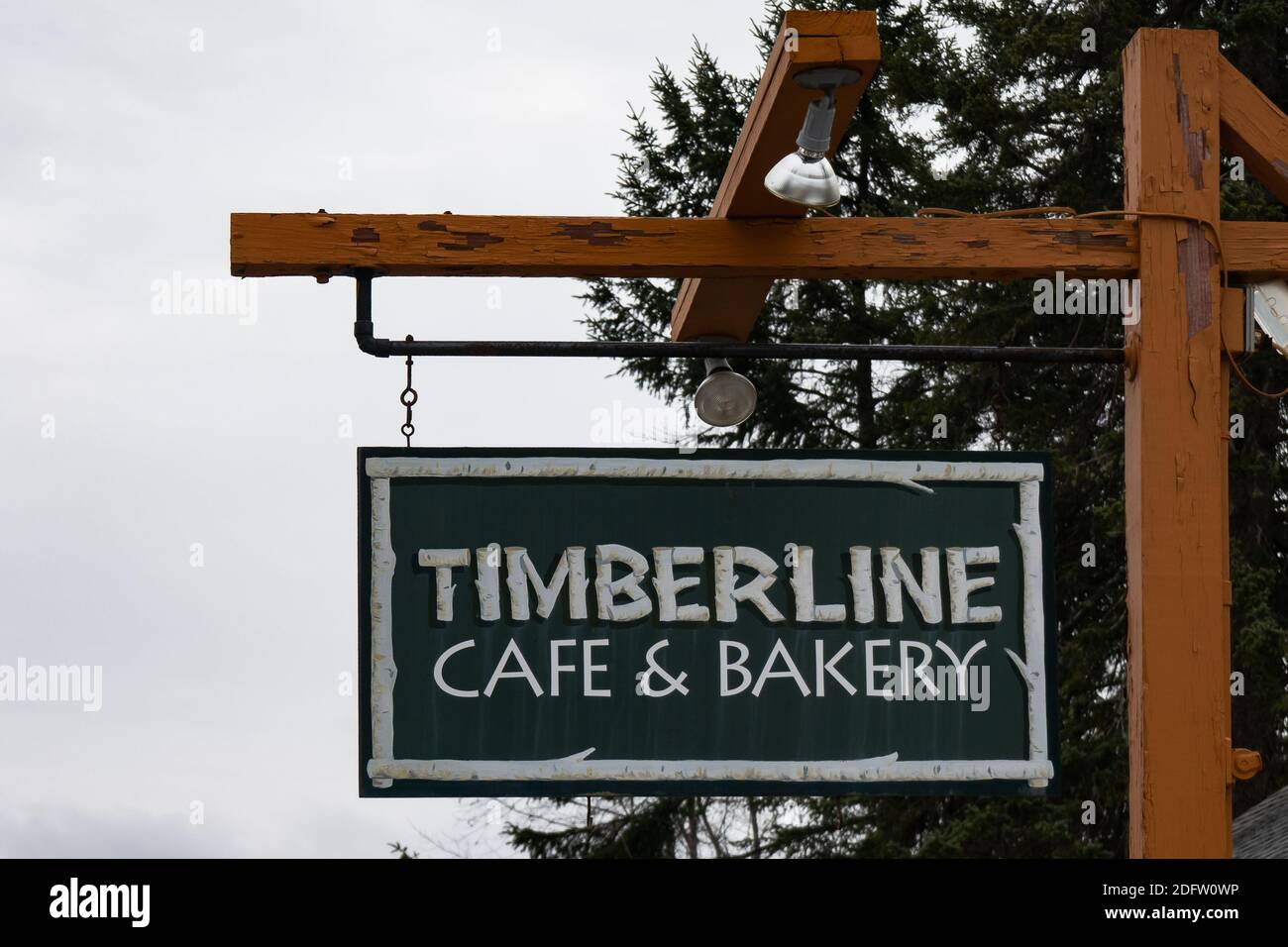 Melden Sie sich an einem bewölkten Wintertag im Timberline Cafe and Bakery in Speculator, NY an Stockfoto