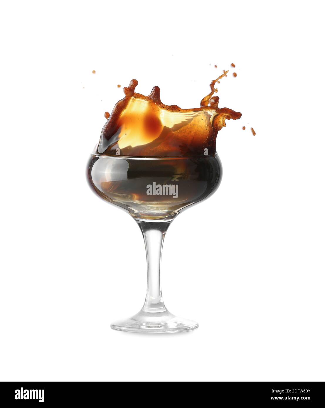 Ein Glas leckerer Espresso martini Cocktail mit Spritzern auf Weiß Hintergrund Stockfoto