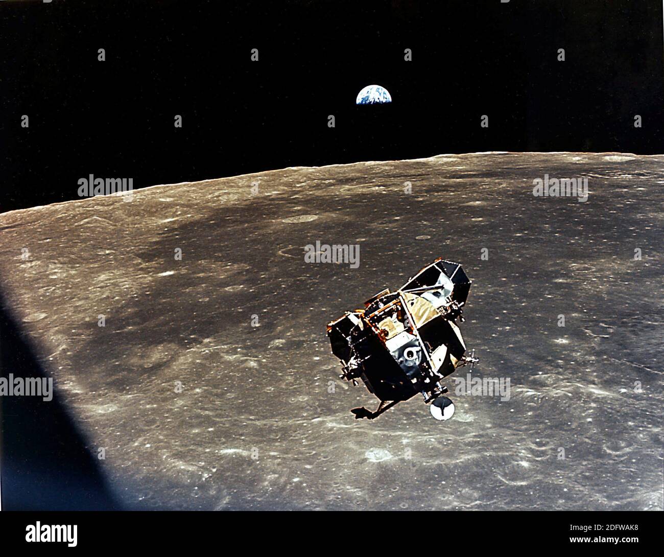 In Lunar Orbit - (DATEI) -- mit einer Halberde im Hintergrund, nähert sich die Aufstiegsstufe Lunar Module (LM) mit den Mond-wandelenden Astronauten Neil Armstrong und Edwin Aldrin Jr. an Bord für ein Rendezvous mit dem Apollo-Kommandomodul, das von Michael Collins am Montag, 21. Juli 1969 besetzt ist. Der Apollo-11-Start vom Mond kam früh und beendete einen 22-stündigen Aufenthalt auf dem Mond von Armstrong und Aldrin..Foto: CNP/ABACAPRESS.COM Stockfoto