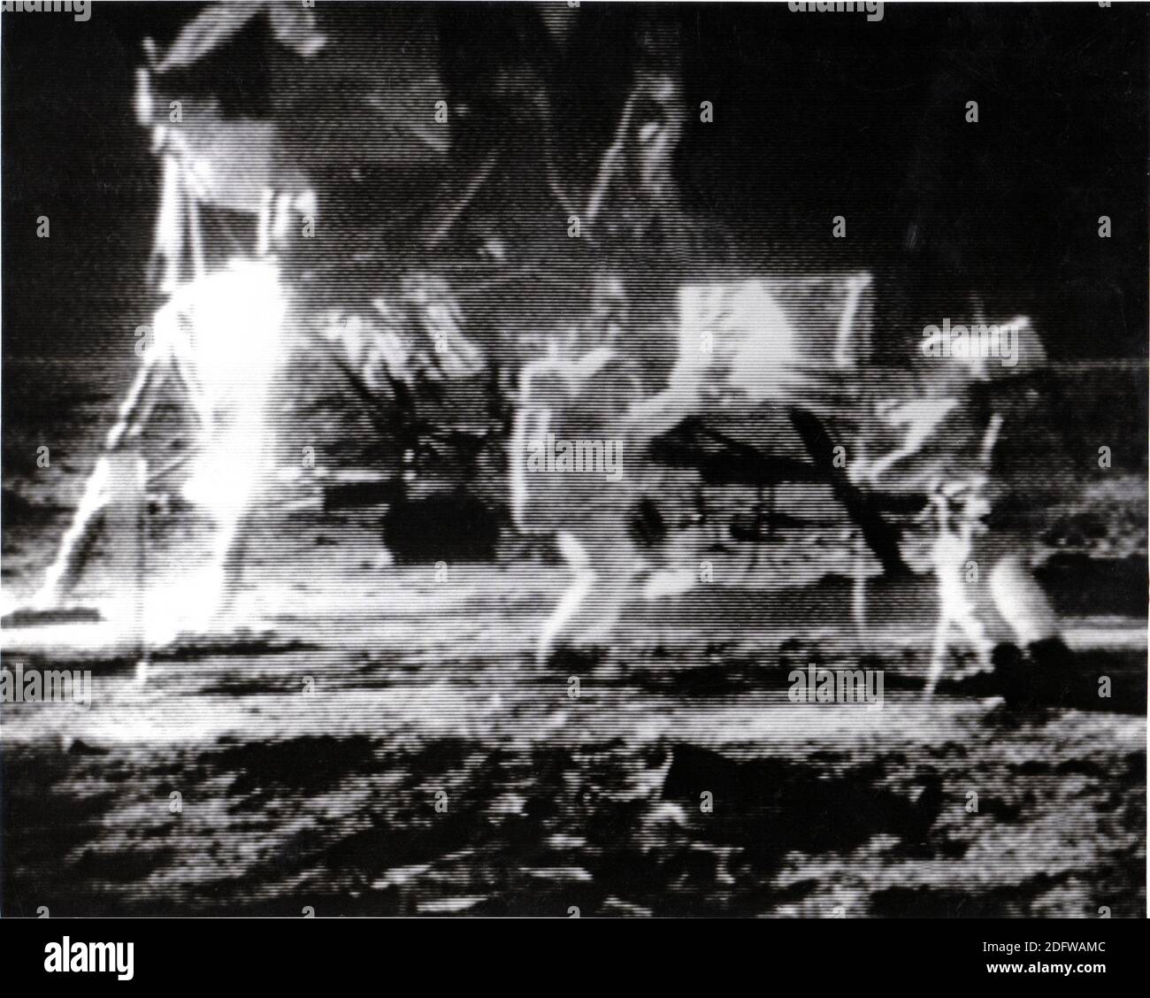 Der Mond - (AKTE) -- die Astronauten Neil A. Armstrong und Edwin E. 'Buzz' Aldrin, Jr., die die amerikanische Flagge auf der Oberfläche des Mondes eingesetzt haben, kurz nachdem sie die ersten Menschen waren, die am Sonntag, dem 20. Juli 1969, den Mond betraten. Foto von CNP/ABACAPRESS.COM Stockfoto