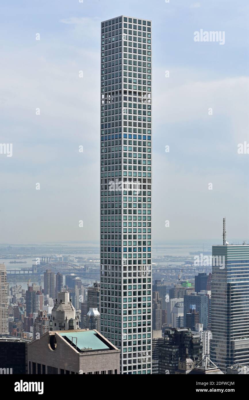 432 Park Avenue, ein Wohnhochhaus an der 57th Street und Park Avenue in Midtown Manhattan in New York City, USA. Der Ostfluss kann hinter gesehen werden. Stockfoto
