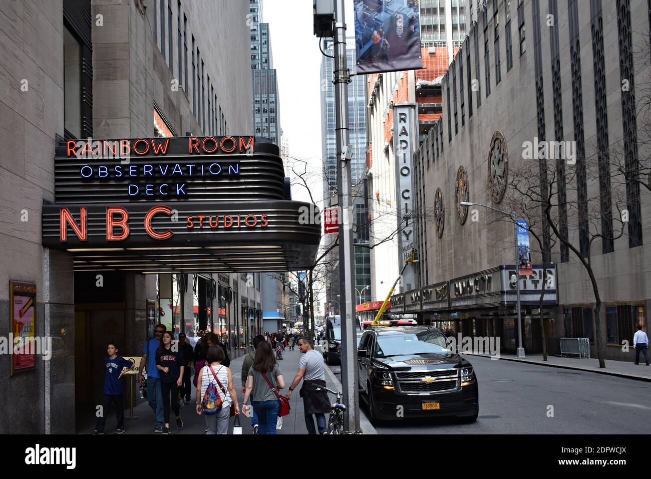 Der Eingang zu den NBC Studios, Aussichtsplattform und dem Rainbow Room im Rockefeller Center in NYC, USA. Radio City Music Hall ist auf der anderen Straßenseite. Stockfoto