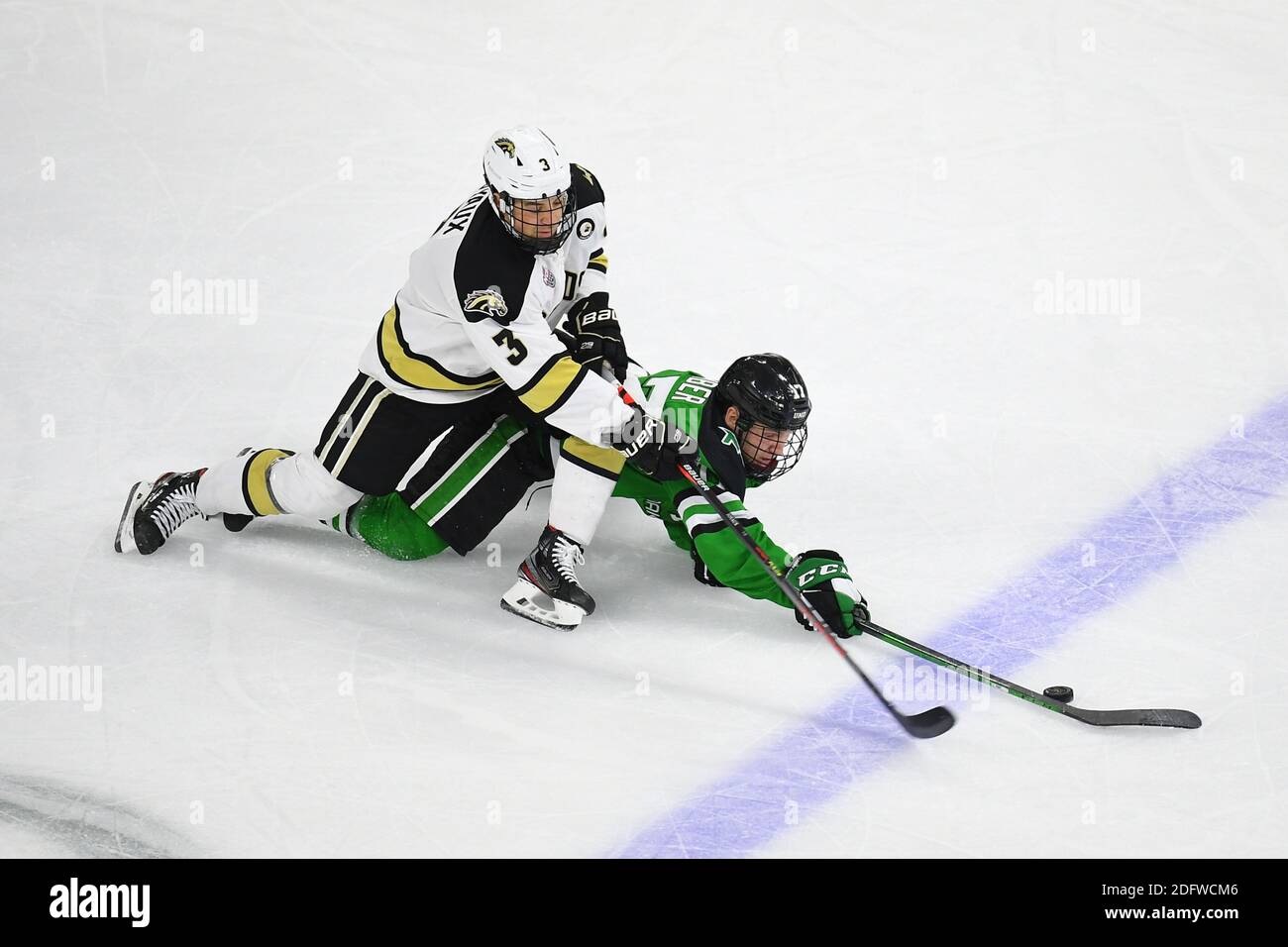 Dezember 2020 Western Michigan Broncos Verteidiger Michael Joyaux (3) Versuche, den Puck von einem Tauchen North Dakota Kampf Hawks Forward Riese Gaber (17) während eines NCAA D1 Männer-Eishockey-Spiel zwischen der University of North Dakota Kampf Hawks und der Western Michigan Broncos in Baxter Arena in Omaha NE zu nehmen, Heimat des NCHC ''Pod'', wo die ersten 38 .National Collegiate Hockey Conference Spiele unter sicheren Bedingungen gespielt werden, um vor Covid-19 zu schützen. North Dakota gewann 8:2. Foto von Russell Hons/CSM Stockfoto