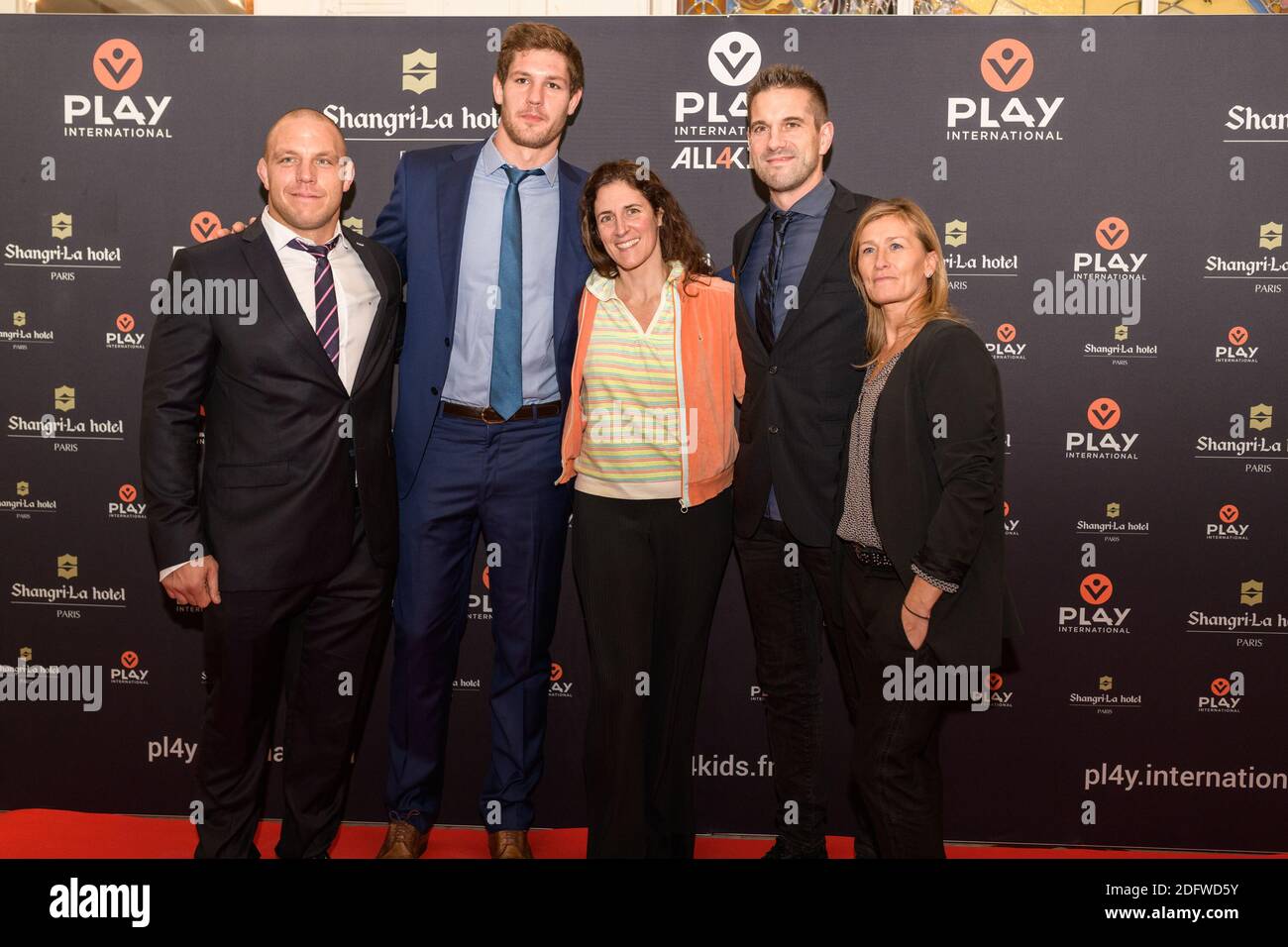 Die südafrikanische Athletin Heinke Van der Merwe (L.) und die französischen Athleten (v.l.n.r.) Alexandre Flandquart, Laurence Fischer, Guillaume Gille und Frederique Jossinet bei der Spendenaktion für den Verein Play International im Shangri-La Hotel, Paris, Frankreich, 21. November 2018. Foto von Daniel Derajinski/ABACAPRESS.COM Stockfoto