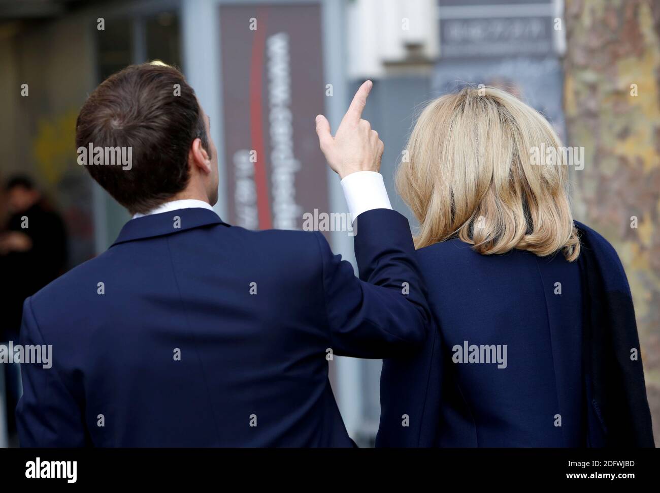 Der französische Präsident Emmanuel Macron und die französische First Lady Brigitte Macron werden vor einem Besuch im Centre Georges Pompidou Modern Art Museum am 27. November 2018 in Paris im Rahmen des Staatsbesuches von Iohannis in Frankreich gesehen. Foto von Nicolas Tavernier/Pool/ABACAPRESS.COM Stockfoto