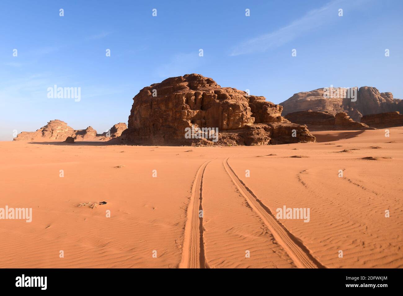 Wadi Rum Valley im südlichen Jordanien mit interessanten geologischen Gesteinsformationen. Auch bekannt als das Tal des Mondes. Autospuren im roten Sand. Stockfoto