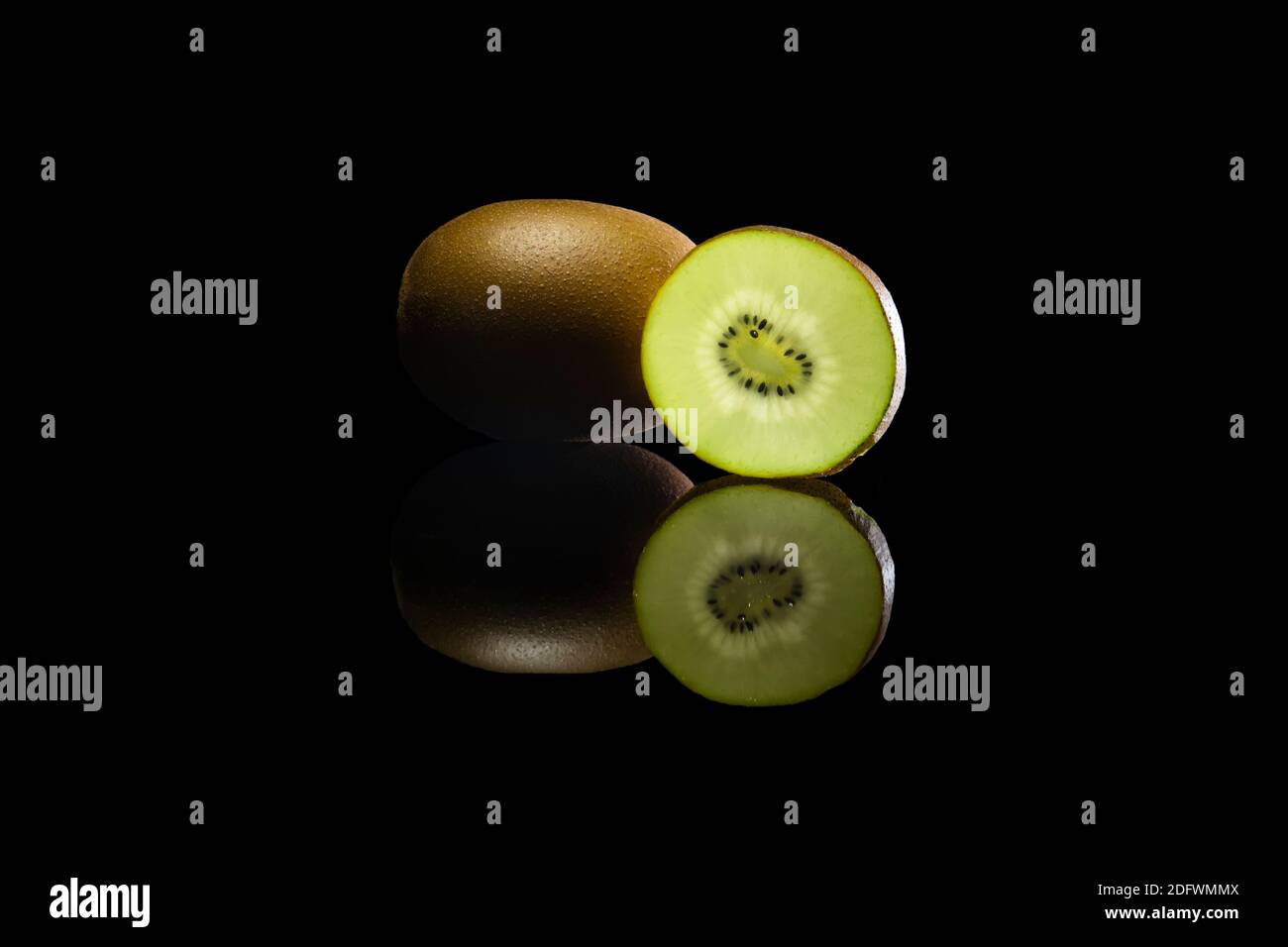 Low-Key-Foto von Green Kiwifruit Stockfoto