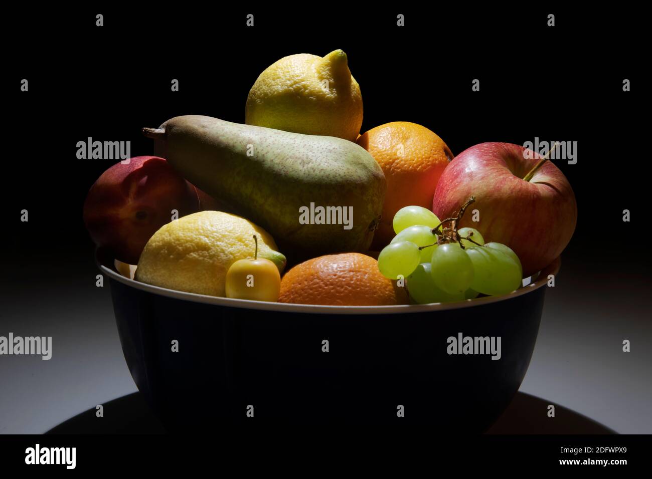 Verschiedene Früchte in einer Schüssel Stockfoto