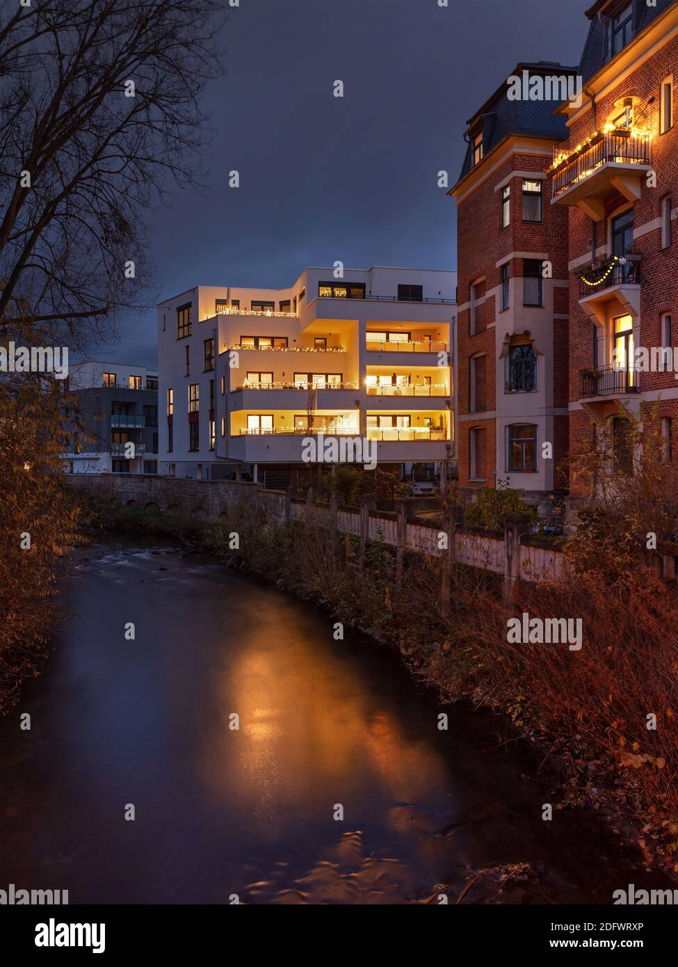 Modernes Gebäude im Bauhaus-Stil bei Nacht mit weihnachtlicher Beleuchtung in Coburg Stockfoto