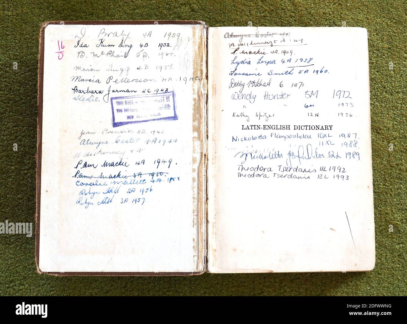Latein-Englisch Wörterbuch mit den Namen der australischen High School Studenten, die es für das Jahr verwendet haben, von 1929 bis 1993. Stockfoto