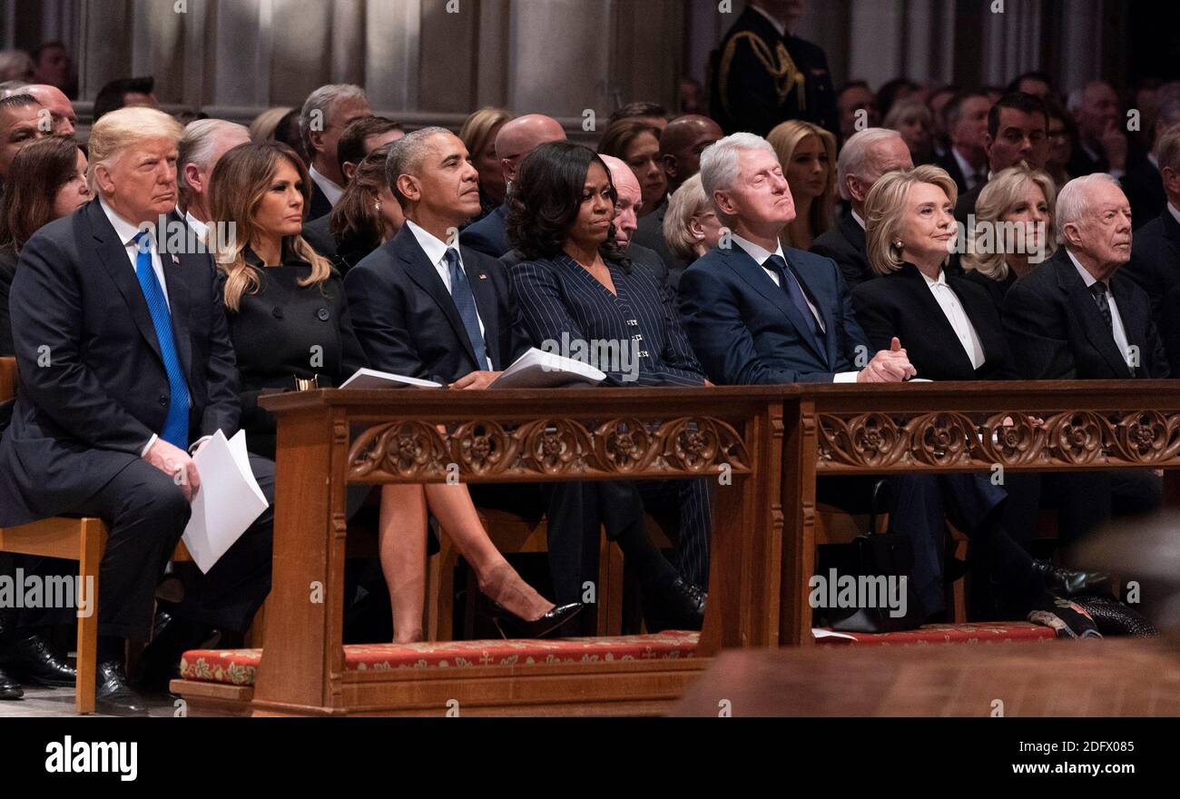 5. Dezember 2018 - Washington, DC, USA: US-Präsident Donald J. Trump, First Lady Melania Trump, Barack Obama, Michelle Obama, Bill Clinton, Hillary Clinton und Jimmy Carter nehmen an der staatlichen Beerdigung des ehemaligen Präsidenten George W. Bush in der National Cathedral Teil. (Chris Kleponis/Polaris) Stockfoto