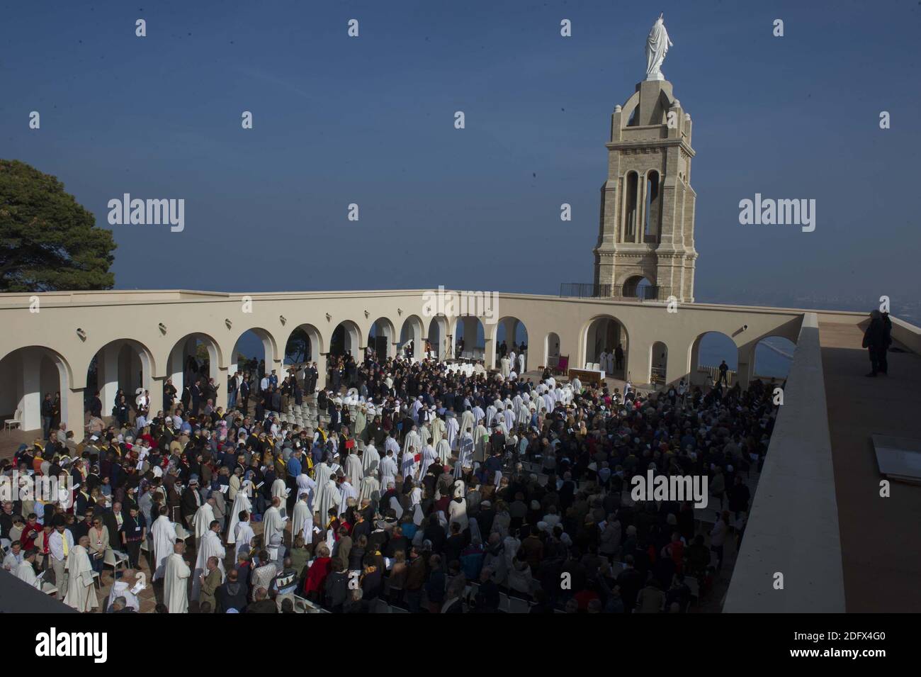 Eine allgemeine Ansicht einer Zeremonie in der Kapelle unserer Lieben Frau von Santa Cruz in Algeriens nördlicher Stadt Oran, bei der sieben französische Mönche und 12 weitere Geistliche, die während des Bürgerkrieges des Landes im März 1996 in Tibhirine (oder Tibehirine) getötet wurden, am 8. Dezember 2018 selig gesprochen wurden. Der päpstliche Gesandte Kardinal Angelo Becciu las das offizielle Dekret, wonach die 19 Männer und Frauen "von nun an gesegnet" werden, bei einem Ereignis in der Küstenstadt, der ersten Zeremonie dieser Art in einer muslimischen Nation. Die 19 römisch-katholischen Klerus wurden zwischen 1994 und 1996 getötet, wie Algerien war in den Griff eines Jahrzehnts lang Stockfoto