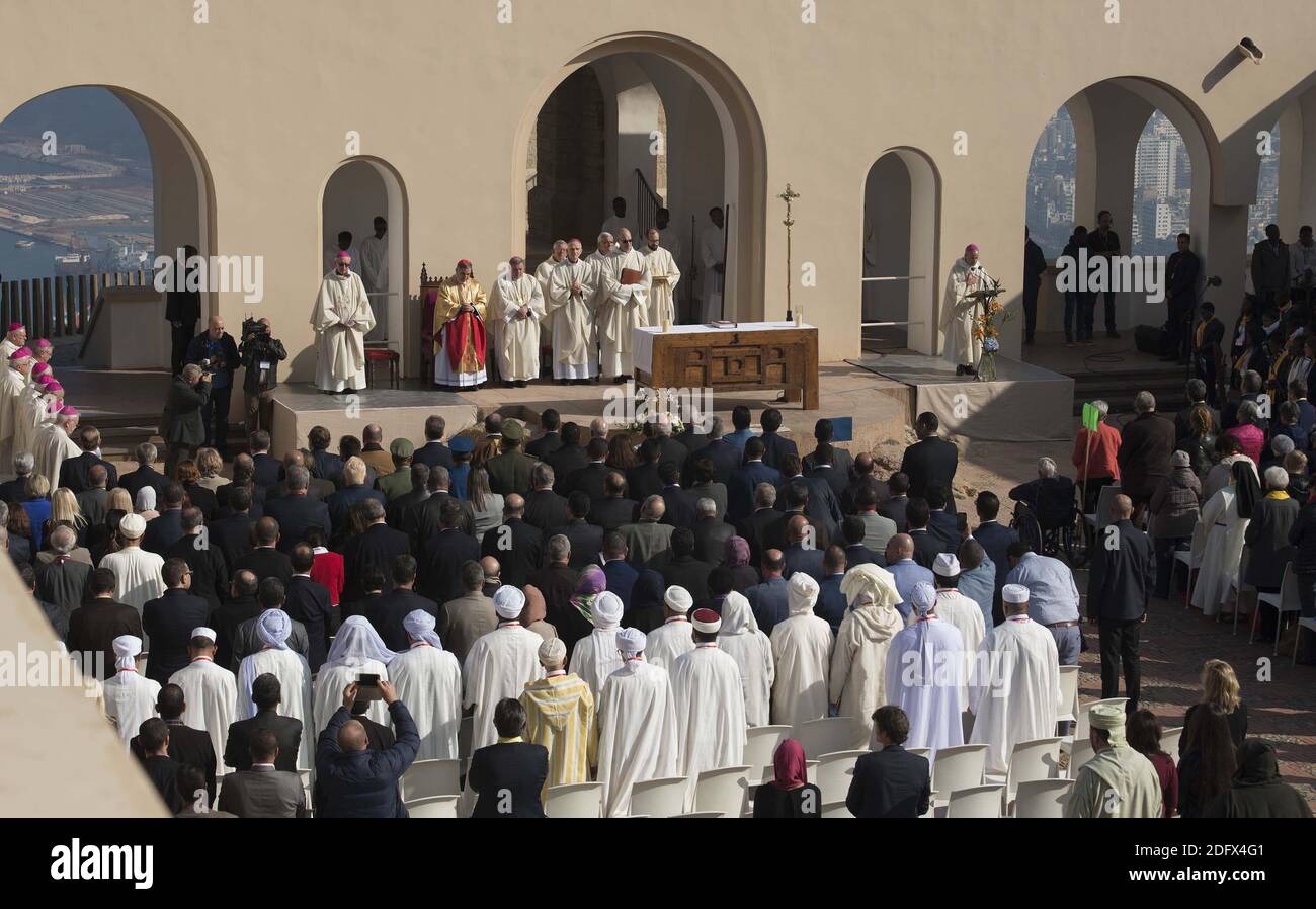 Eine allgemeine Ansicht einer Zeremonie in der Kapelle unserer Lieben Frau von Santa Cruz in Algeriens nördlicher Stadt Oran, bei der sieben französische Mönche und 12 weitere Geistliche, die während des Bürgerkrieges des Landes im März 1996 in Tibhirine (oder Tibehirine) getötet wurden, am 8. Dezember 2018 selig gesprochen wurden. Der päpstliche Gesandte Kardinal Angelo Becciu las das offizielle Dekret, wonach die 19 Männer und Frauen "von nun an gesegnet" werden, bei einem Ereignis in der Küstenstadt, der ersten Zeremonie dieser Art in einer muslimischen Nation. Die 19 römisch-katholischen Klerus wurden zwischen 1994 und 1996 getötet, wie Algerien war in den Griff eines Jahrzehnts lang Stockfoto