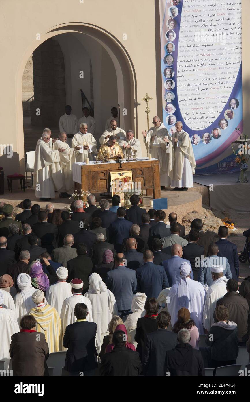 Eine allgemeine Ansicht einer Zeremonie in der Kapelle unserer Lieben Frau von Santa Cruz in Algeriens nördlicher Stadt Oran, bei der sieben französische Mönche und 12 weitere Geistliche, die während des Bürgerkrieges des Landes im März 1996 in Tibhirine (oder Tibehirine) getötet wurden, am 8. Dezember 2018 selig gesprochen wurden. Der päpstliche Gesandte Kardinal Angelo Becciu las das offizielle Dekret, wonach die 19 Männer und Frauen "von nun an gesegnet" werden, bei einem Ereignis in der Küstenstadt, der ersten Zeremonie dieser Art in einer muslimischen Nation. Die 19 römisch-katholischen Klerus wurden zwischen 1994 und 1996 getötet, wie Algerien war in den Griff eines Jahrzehnts lang Stockfoto