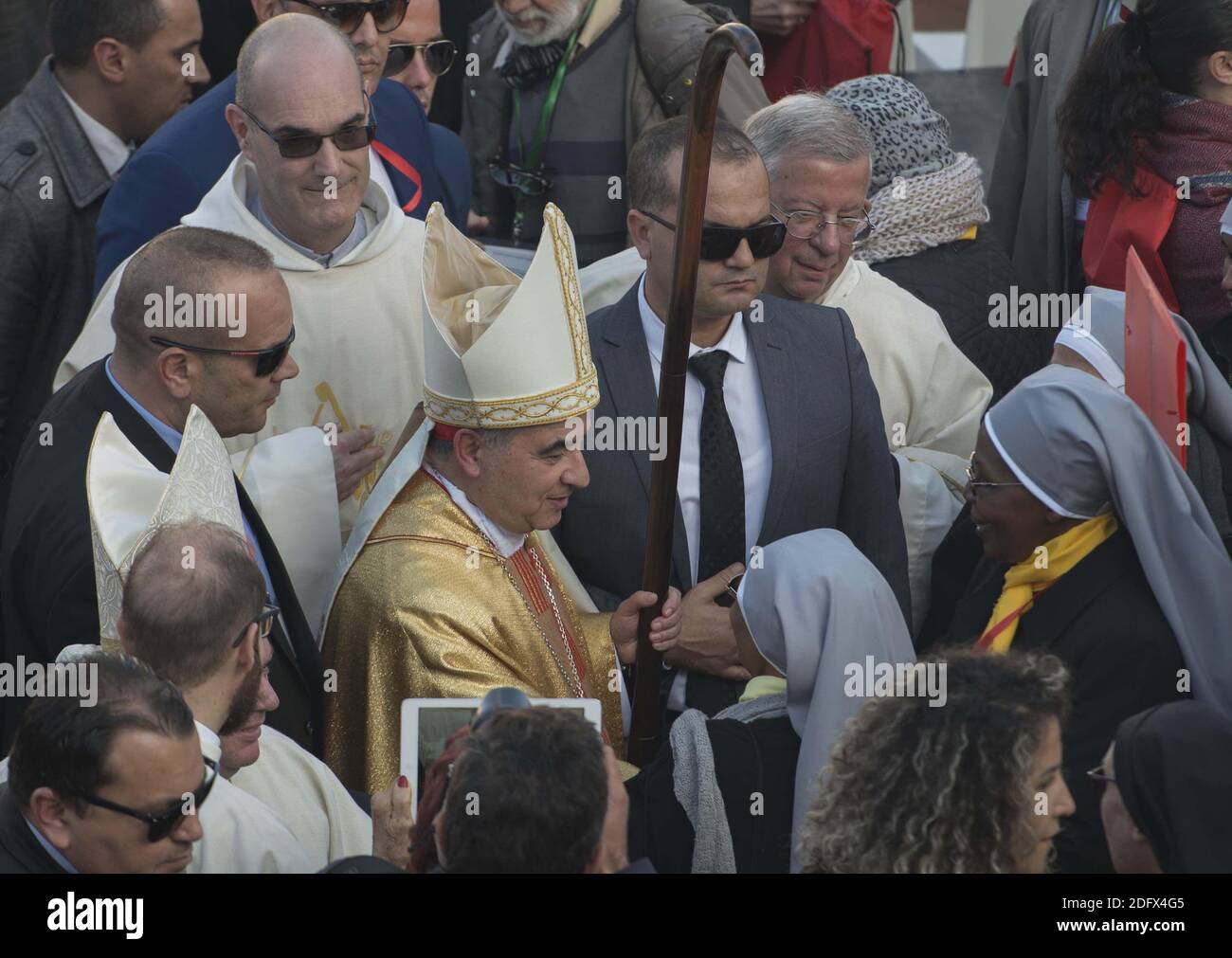 Kleriker nehmen an einer Zeremonie in der Kapelle unserer Lieben Frau von Santa Cruz in Algeriens nördlicher Stadt Oran Teil, bei der am 8. Dezember 2018 sieben französische Mönche und 12 weitere Kleriker, die während des Bürgerkrieges des Landes im März 1996 in Tibhirine (oder Tibehirine) getötet wurden, seliggesprochen wurden. Der päpstliche Gesandte Kardinal Angelo Becciu las das offizielle Dekret, wonach die 19 Männer und Frauen "von nun an gesegnet" werden, bei einem Ereignis in der Küstenstadt, der ersten Zeremonie dieser Art in einer muslimischen Nation. Die 19 römisch-katholischen Klerus wurden zwischen 1994 und 1996 getötet, wie Algerien war in den Griffen eines Jahrzehnts lang CI Stockfoto