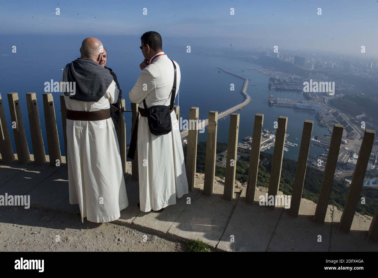 Kleriker nehmen an einer Zeremonie in der Kapelle unserer Lieben Frau von Santa Cruz in Algeriens nördlicher Stadt Oran Teil, bei der am 8. Dezember 2018 sieben französische Mönche und 12 weitere Kleriker, die während des Bürgerkrieges des Landes im März 1996 in Tibhirine (oder Tibehirine) getötet wurden, seliggesprochen wurden. Der päpstliche Gesandte Kardinal Angelo Becciu las das offizielle Dekret, wonach die 19 Männer und Frauen "von nun an gesegnet" werden, bei einem Ereignis in der Küstenstadt, der ersten Zeremonie dieser Art in einer muslimischen Nation. Die 19 römisch-katholischen Klerus wurden zwischen 1994 und 1996 getötet, wie Algerien war in den Griffen eines Jahrzehnts lang CI Stockfoto