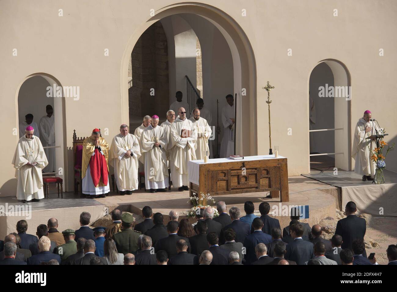 Eine allgemeine Ansicht einer Zeremonie in der Kapelle unserer Lieben Frau von Santa Cruz in Algeriens nördlicher Stadt Oran, bei der sieben französische Mönche und 12 weitere Geistliche, die während des Bürgerkrieges des Landes im März 1996 in Tibhirine (oder Tibehirine) getötet wurden, am 8. Dezember 2018 selig gesprochen wurden. Der päpstliche Gesandte Kardinal Angelo Becciu las das offizielle Dekret, wonach die 19 Männer und Frauen "von nun an gesegnet" werden, bei einem Ereignis in der Küstenstadt, der ersten Zeremonie dieser Art in einer muslimischen Nation. Die 19 römisch-katholischen Klerus wurden zwischen 1994 und 1996 getötet, wie Algerien war in den Griff eines Jahrzehnts lang Stockfoto