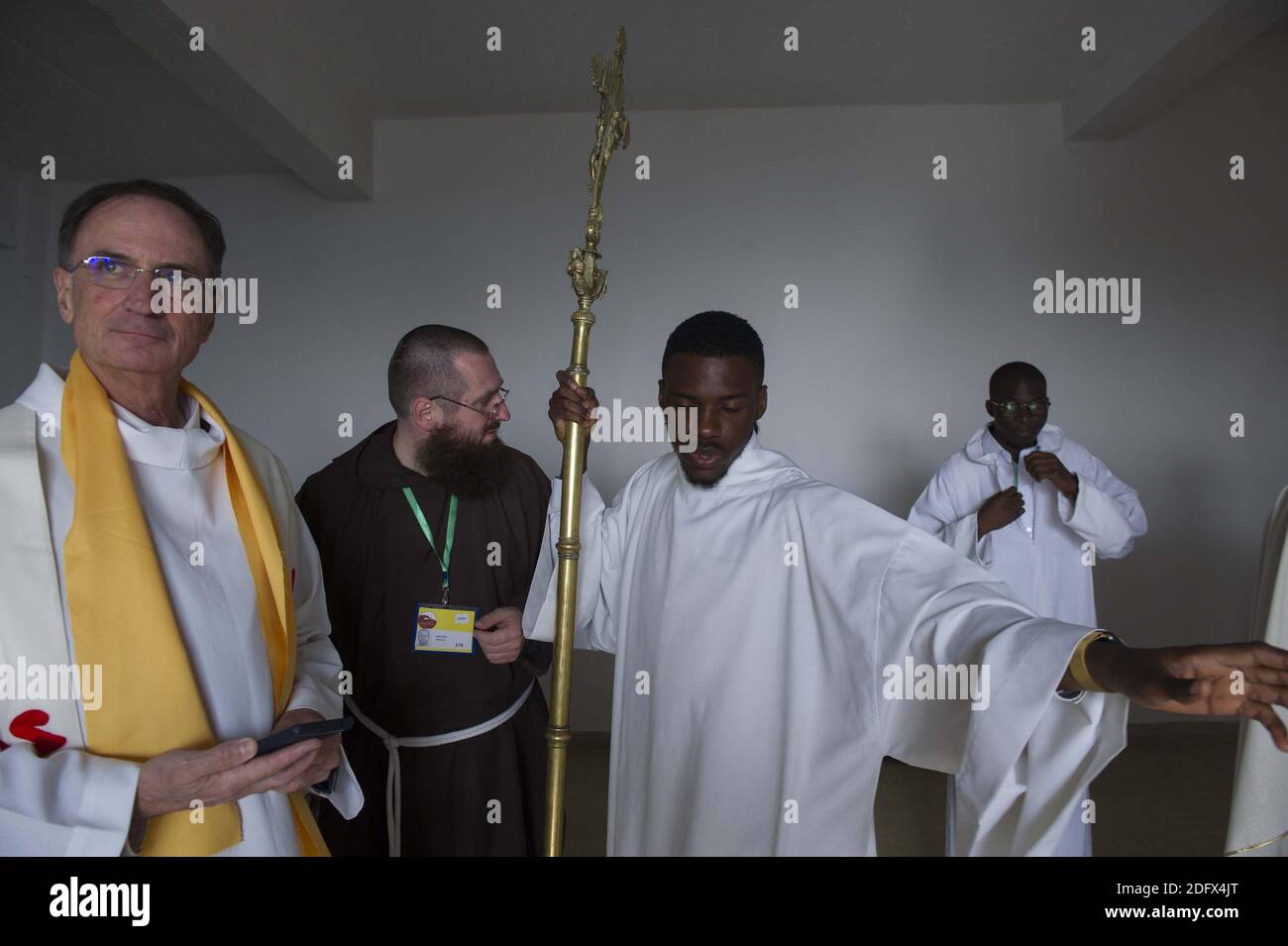 Kleriker nehmen an einer Zeremonie in der Kapelle unserer Lieben Frau von Santa Cruz in Algeriens nördlicher Stadt Oran Teil, bei der am 8. Dezember 2018 sieben französische Mönche und 12 weitere Kleriker, die während des Bürgerkrieges des Landes im März 1996 in Tibhirine (oder Tibehirine) getötet wurden, seliggesprochen wurden. Der päpstliche Gesandte Kardinal Angelo Becciu las das offizielle Dekret, wonach die 19 Männer und Frauen "von nun an gesegnet" werden, bei einem Ereignis in der Küstenstadt, der ersten Zeremonie dieser Art in einer muslimischen Nation. Die 19 römisch-katholischen Klerus wurden zwischen 1994 und 1996 getötet, wie Algerien war in den Griffen eines Jahrzehnts lang CI Stockfoto