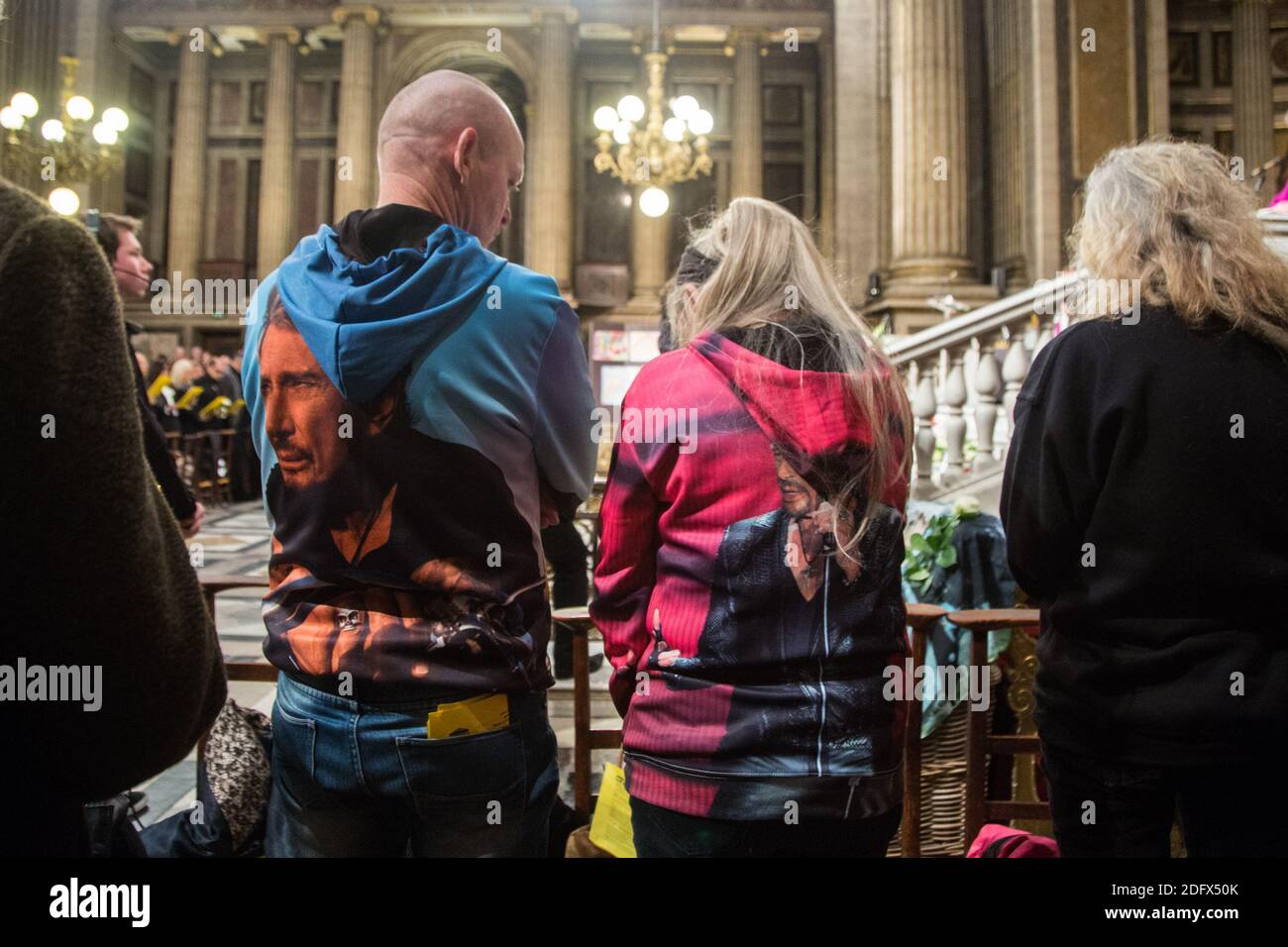 Fans zollen dem geliebten Sänger Johnny Hallyday am ersten Todestag am 09. Dezember 2018 in der Madeleine-Kirche in Paris, Frankreich, Tribut. Foto von Nasser Berzane/ABACAPRESS.COM Stockfoto