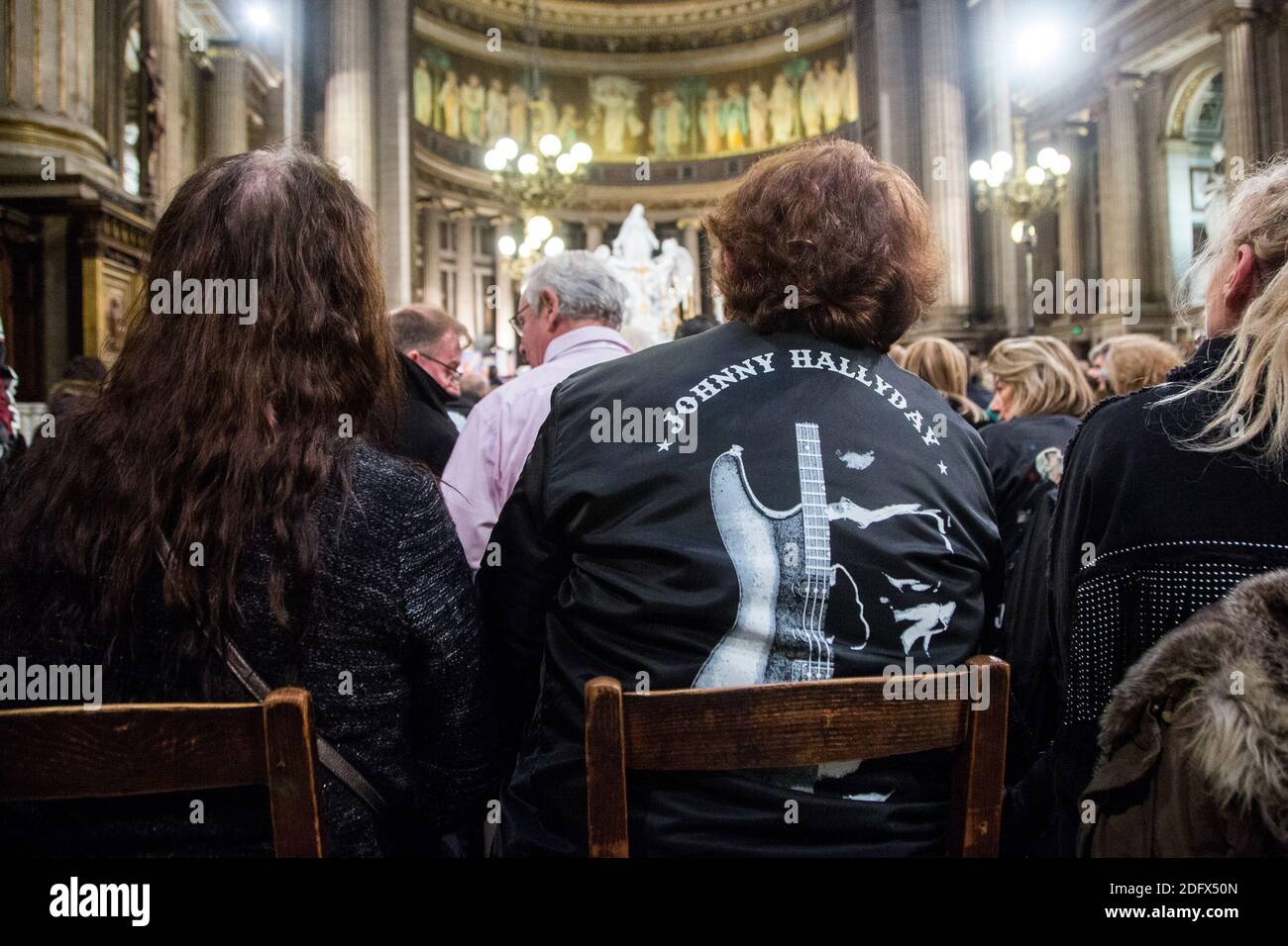 Fans zollen dem geliebten Sänger Johnny Hallyday am ersten Todestag am 09. Dezember 2018 in der Madeleine-Kirche in Paris, Frankreich, Tribut. Foto von Nasser Berzane/ABACAPRESS.COM Stockfoto