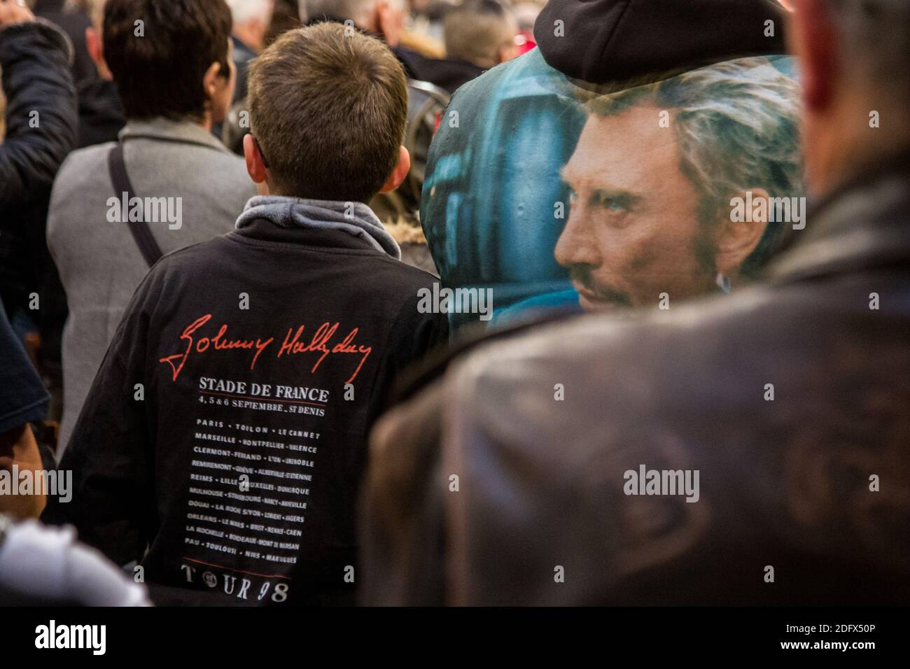 Fans zollen dem geliebten Sänger Johnny Hallyday am ersten Todestag am 09. Dezember 2018 in der Madeleine-Kirche in Paris, Frankreich, Tribut. Foto von Nasser Berzane/ABACAPRESS.COM Stockfoto