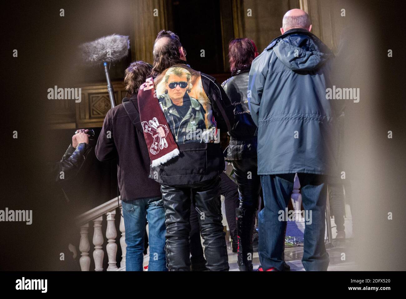 Fans zollen dem geliebten Sänger Johnny Hallyday am ersten Todestag am 09. Dezember 2018 in der Madeleine-Kirche in Paris, Frankreich, Tribut. Foto von Nasser Berzane/ABACAPRESS.COM Stockfoto