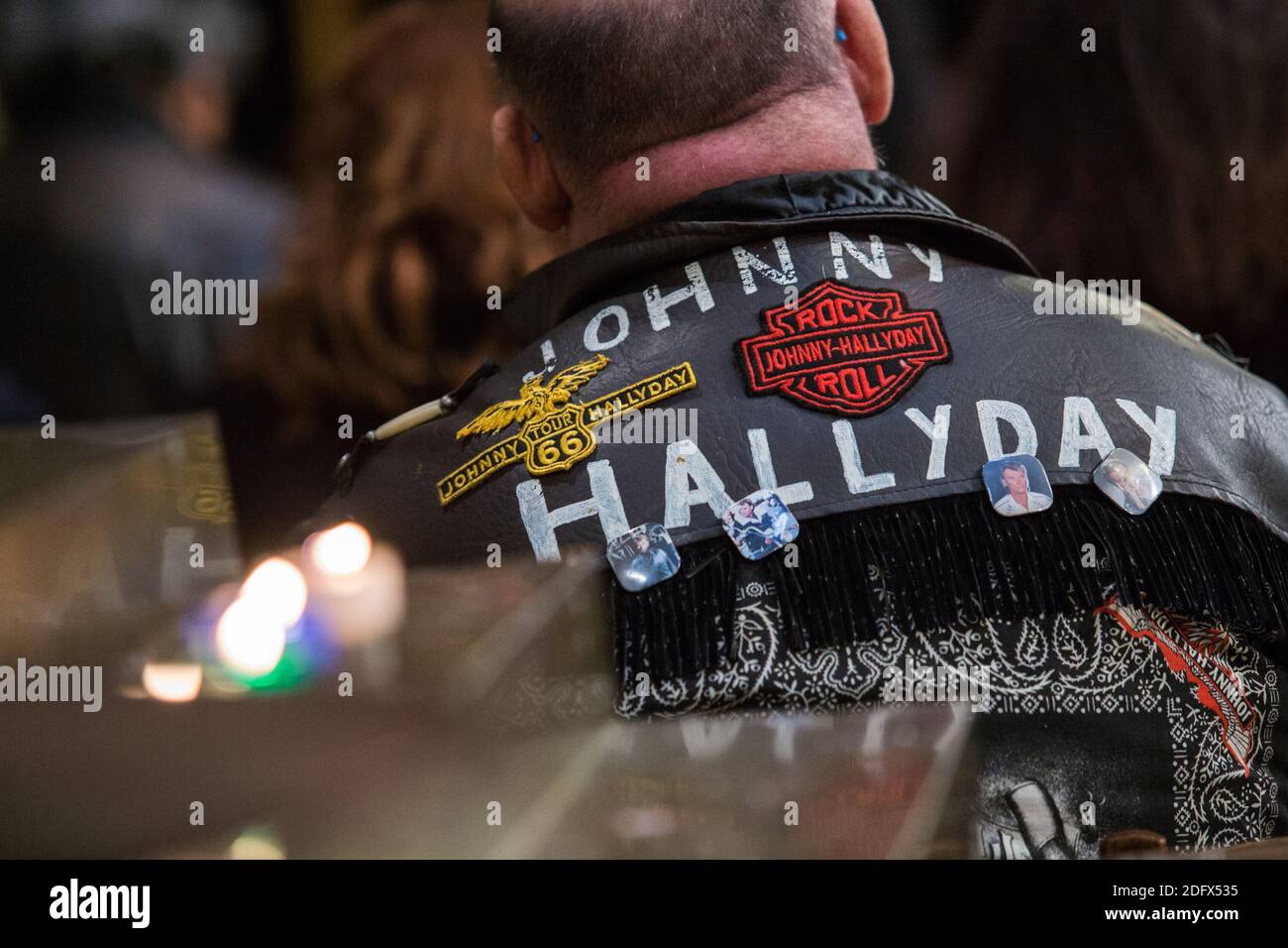 Fans zollen dem geliebten Sänger Johnny Hallyday am ersten Todestag am 09. Dezember 2018 in der Madeleine-Kirche in Paris, Frankreich, Tribut. Foto von Nasser Berzane/ABACAPRESS.COM Stockfoto