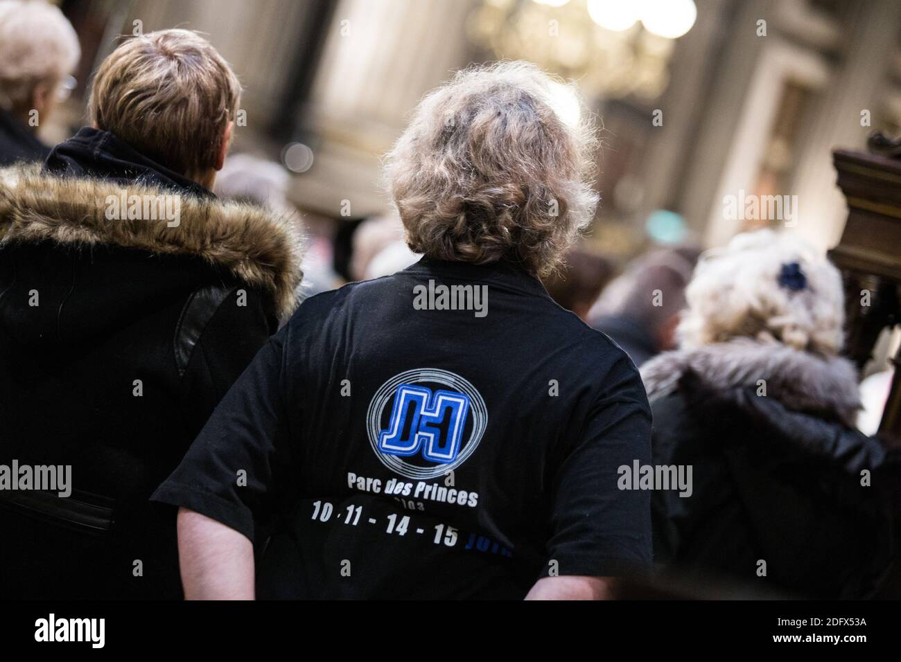 Fans zollen dem geliebten Sänger Johnny Hallyday am ersten Todestag am 09. Dezember 2018 in der Madeleine-Kirche in Paris, Frankreich, Tribut. Foto von Nasser Berzane/ABACAPRESS.COM Stockfoto