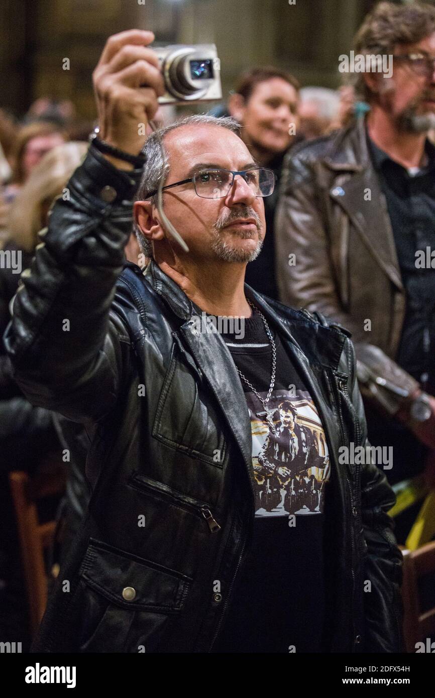 Fans zollen dem geliebten Sänger Johnny Hallyday am ersten Todestag am 09. Dezember 2018 in der Madeleine-Kirche in Paris, Frankreich, Tribut. Foto von Nasser Berzane/ABACAPRESS.COM Stockfoto