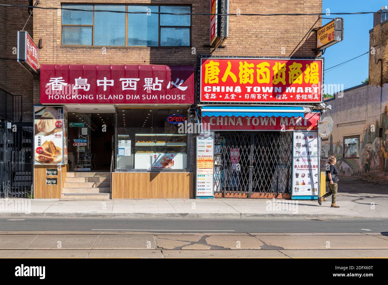 Fassade eines kleinen Unternehmens in Chinatown in Toronto, Kanada Stockfoto