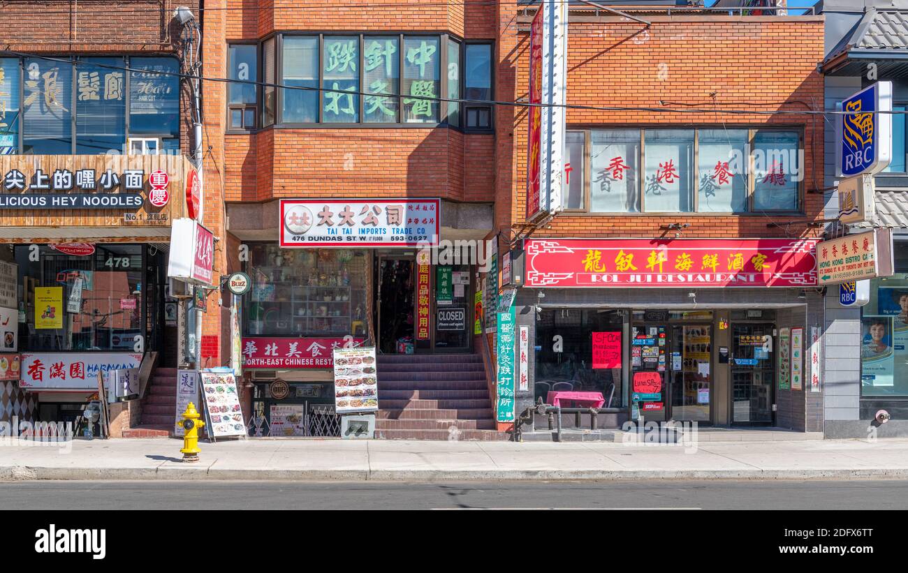 Chinatown in Toronto, Kanada. Fassade und Schilder von kleinen Unternehmen Stockfoto