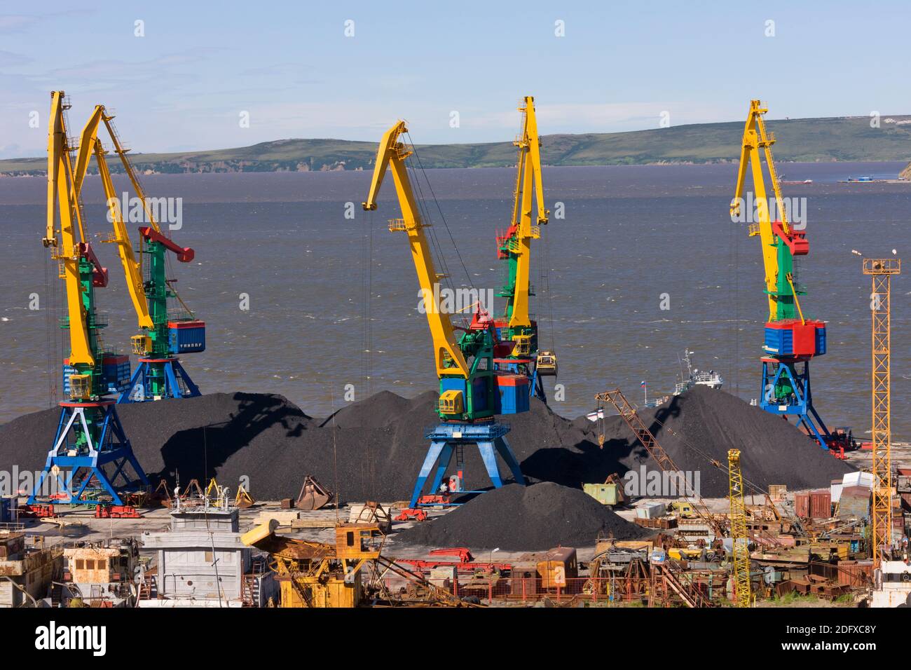 Kraniche bewegen Kohle im Hafen, Anadyr, Tschukotka Autonomen Okrug, Russland Stockfoto