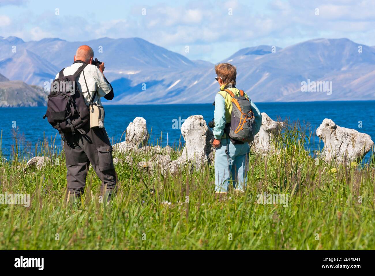 Touristen, die gerade Grönlandwal Kieferknochen, Yttygran Insel, Beringmeer, russischen Fernen Osten Stockfoto
