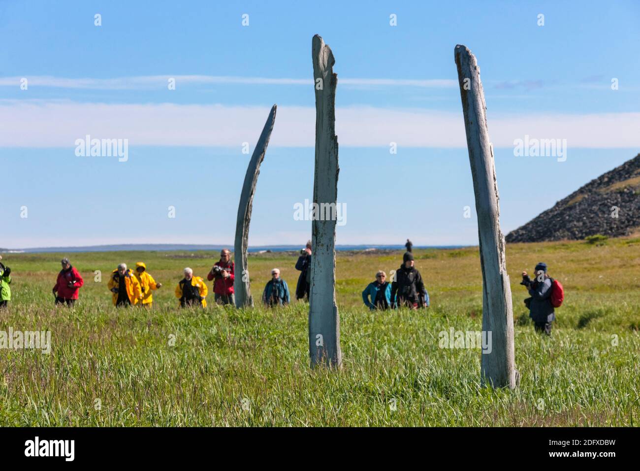 Touristen beobachten Bowhead Whale Kieferknochen und Rippen in Bogenformation, Yttygran Island, Bering Sea, Russisch Fernost Stockfoto
