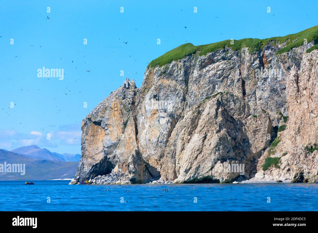 Zodiac nähert sich Nuneangan Insel, Beringmeer, russischen Fernen Osten Stockfoto