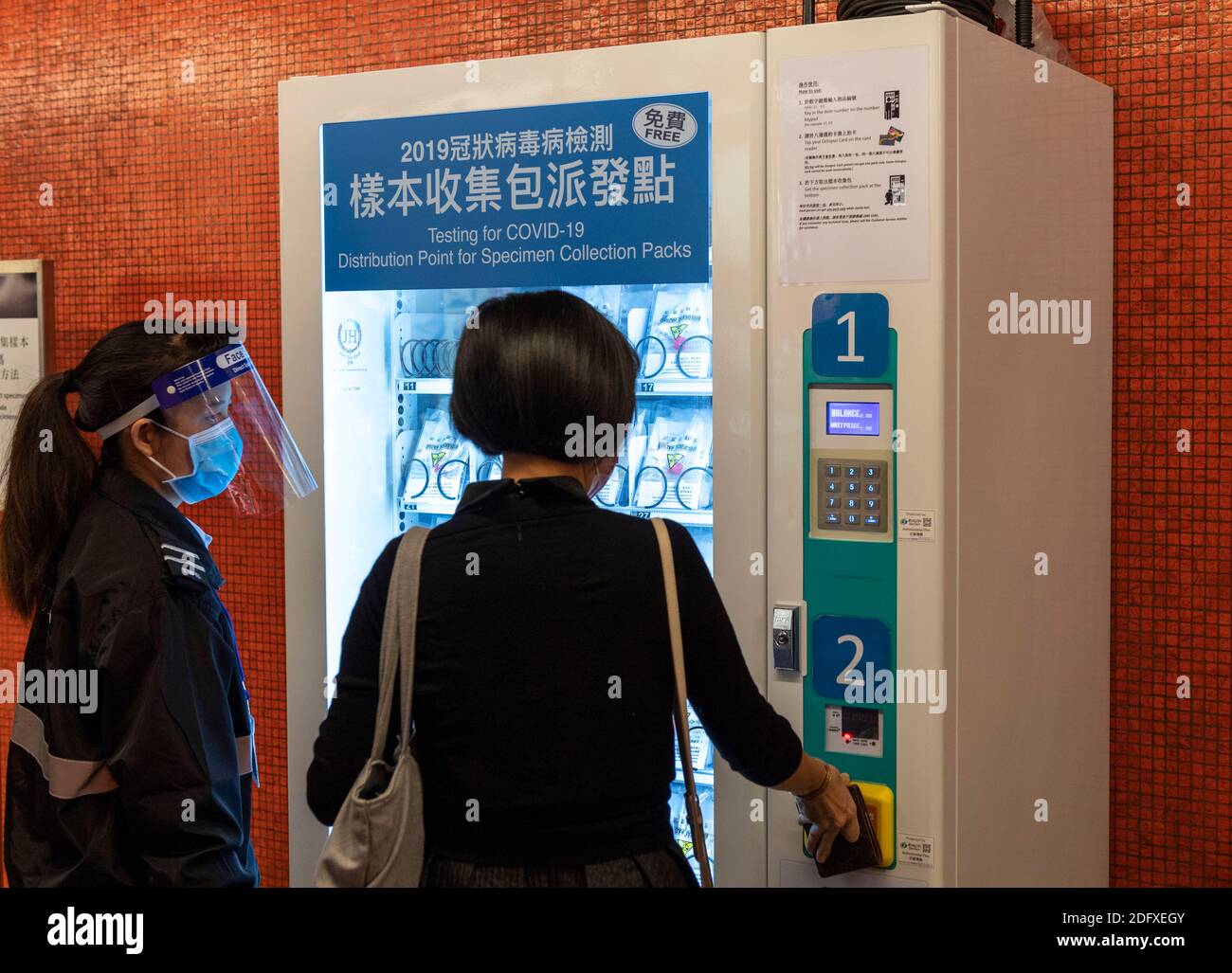 Hongkong, China. Dezember 2020. Verkaufsautomaten sind an 10 MTR (Mass Transit Railway Stations für die Öffentlichkeit eingerichtet, um COVID-19 Probensammlungspakete bequem zu sammeln. Als 4. Welle von Covid-19 Fällen verschlingt Hongkong, die MTR Corporation neuen Automaten in North Point Station erweist sich sehr beliebt. 10,000 Gläser werden täglich mit Packungen verteilt, die von einem staatlichen Auftragnehmer geliefert werden. Einmal verwendet, können die Mitglieder der Öffentlichkeit die Gläser an Hospital Authority Out-Patience Kliniken oder 13 Department of Health Kliniken fallen lassen. Quelle: Jayne Russell/Alamy Live News Stockfoto