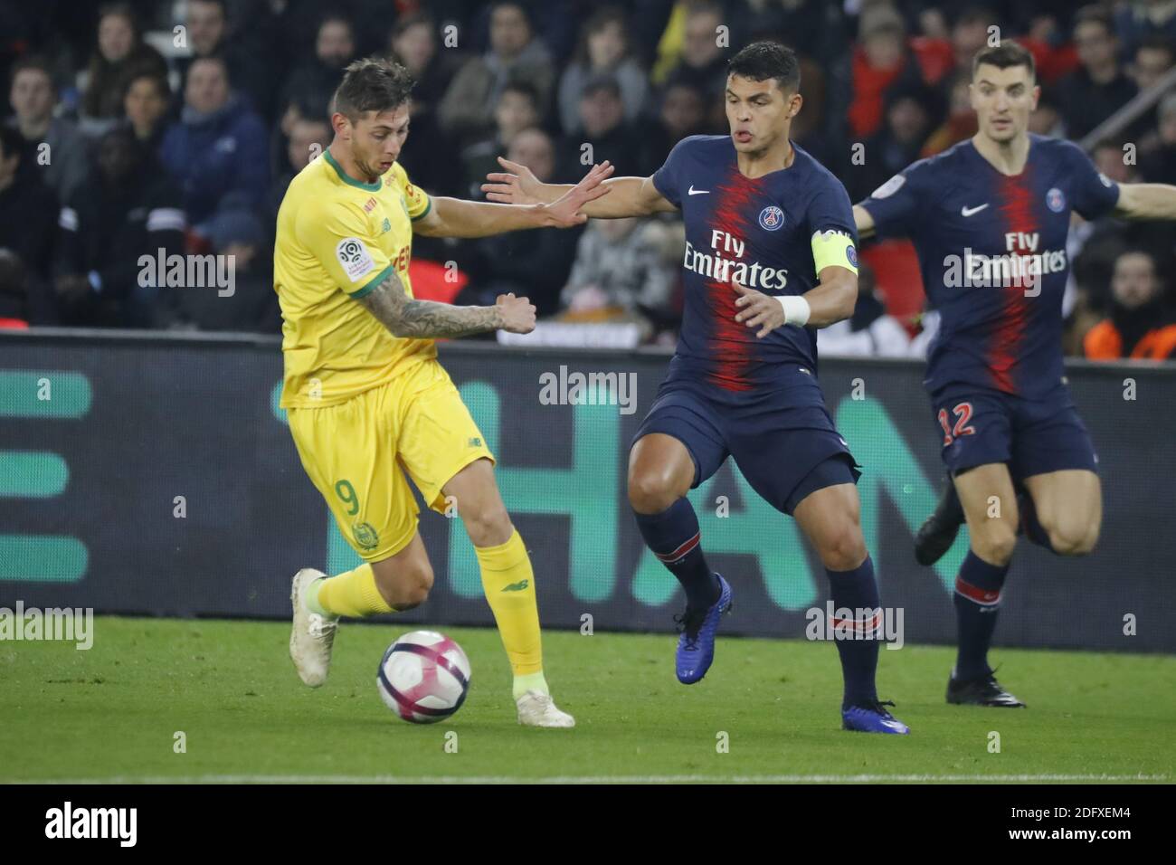 Datei Foto - Thiago Silva von PSG kämpft gegen Emiliano Sala von Nantes beim Fußballspiel der Ersten Liga, PSG gegen Nantes im Stadion Parc des Princes, Frankreich, am 22. Dezember 2018. Ein Leichtflugzeug mit dem neuen Premier League-Fußballer Emiliano Sala an Bord ist auf der Reise von Frankreich nach Wales im Ärmelkanal verschwunden. Der 28-jährige Argentinier war auf dem Weg, um seine neuen Kollegen in Cardiff City nach der Unterzeichnung für den Club letzte Woche in einem £15 Millionen Deal zu treffen. Er reiste von Nantes in der Bretagne nach der Unterzeichnung eines £15m Vertrag mit dem walisischen Club. Foto von Henri Szwarc/ABACAPR Stockfoto