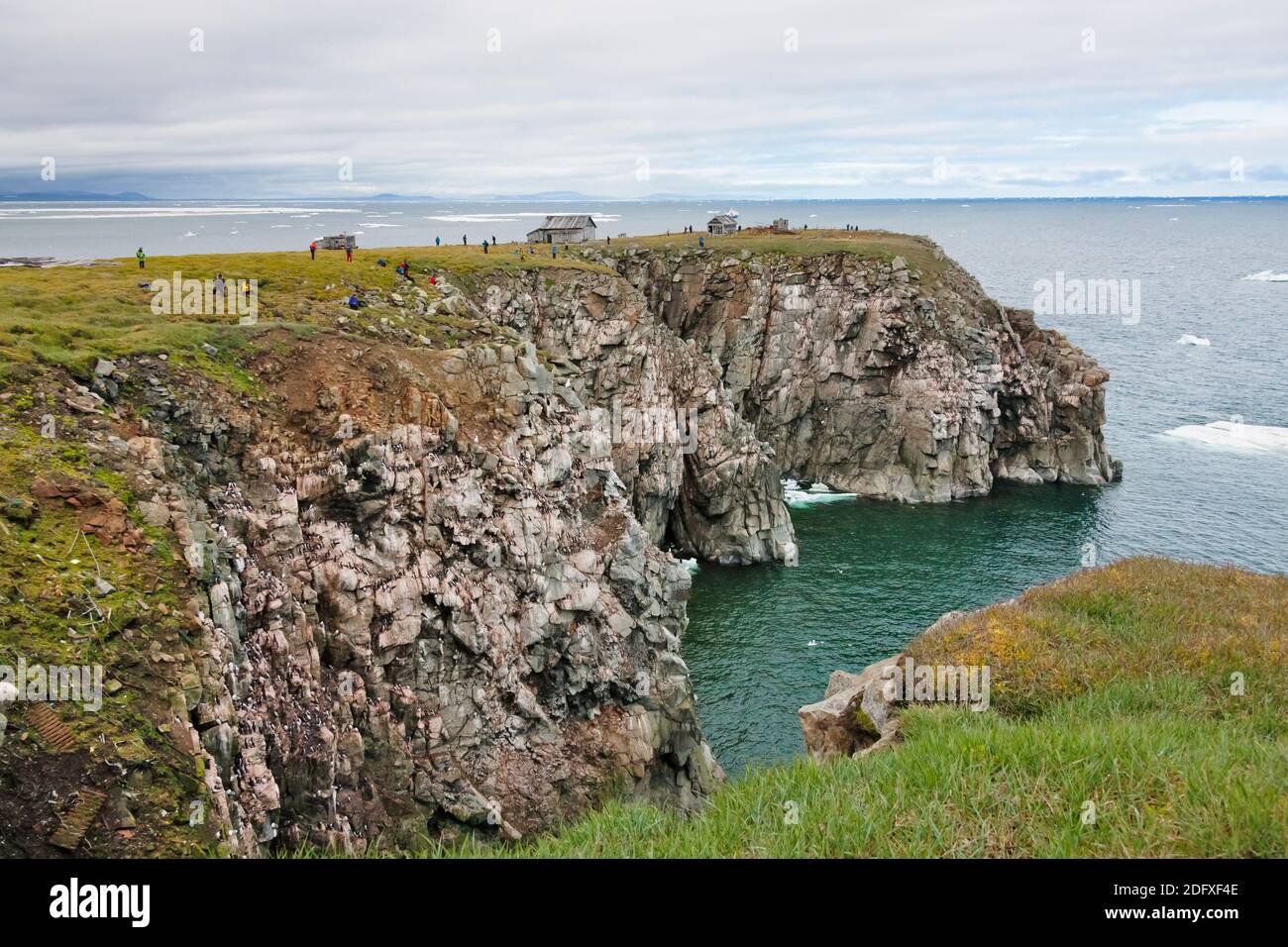 Touristen auf Kolyuchin Insel, einmal eine wichtige russische polare Forschungsstation, Beringmeer, russischen Fernen Osten Stockfoto