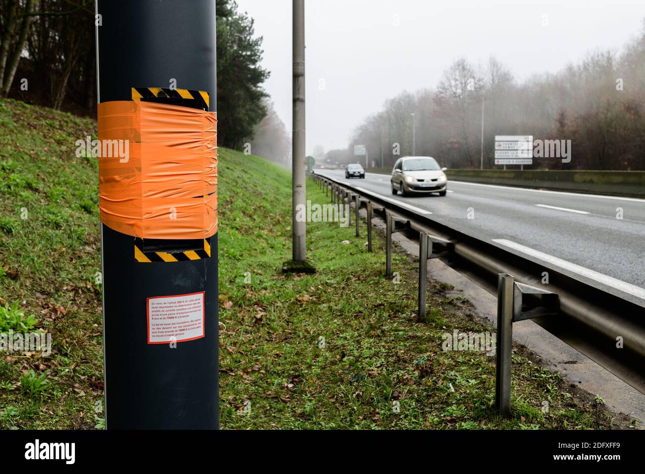 Blitzgeräte, die während der Ereignisse der Gelben Westen "Gilet Jaunes", die von einer Steuererhöhung für Diesel-Gazoline, auf der D2060 nördlich von Orléans, Centre, Frankreich, am 20. Dezember 2018, in die Wachen gestellt wurden, außer Funktion gesetzt wurden. Foto von Daniel Derajinski/ABACAPRESS.COM Stockfoto