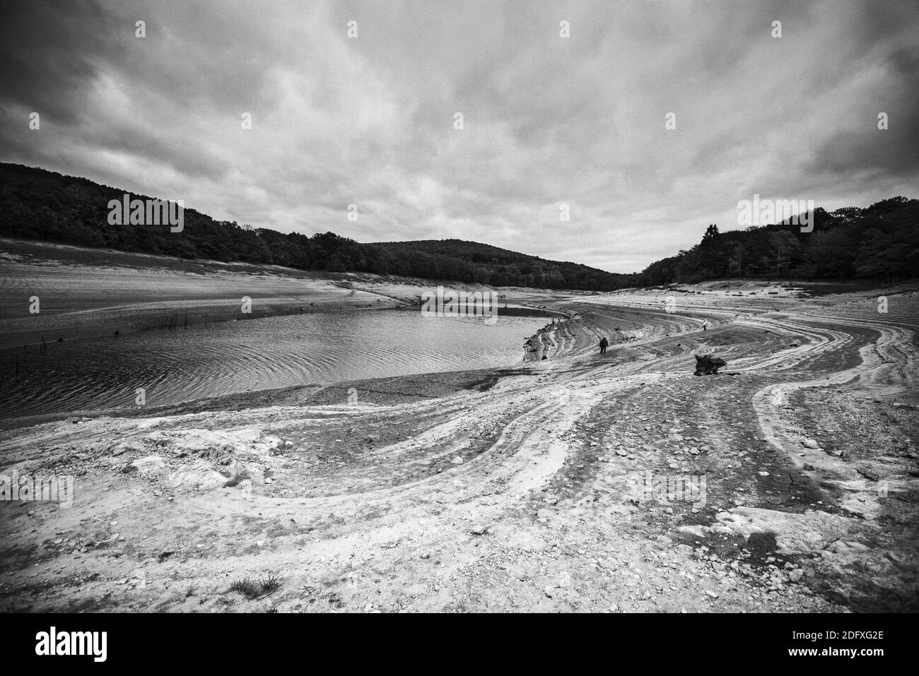 Lac de Panneciere (Nievre, Frankreich) : il est un fournisseur d'électricité pour Paris, il sert à réguler le Niveau de la seine et de l'Yonne. Il est d'une capacité de 82,5 hm3. Le 28 ocotbre 2018, il est à 20% de son remplissage normal à cause d'une sécheresse interminable. See Panneciere (Nievre, Frankreich): Es ist ein Stromanbieter für Paris, es wird verwendet, um den Pegel der seine und Yonne Flüsse zu regulieren. Es hat eine Kapazität von 82.5 hm3. Am 28. Oktober 2018 liegt er aufgrund einer endlosen Trockenheit bei 20% seiner normalen Füllung. Foto von Eliot Blondt/ABACAPRESS.COM Stockfoto