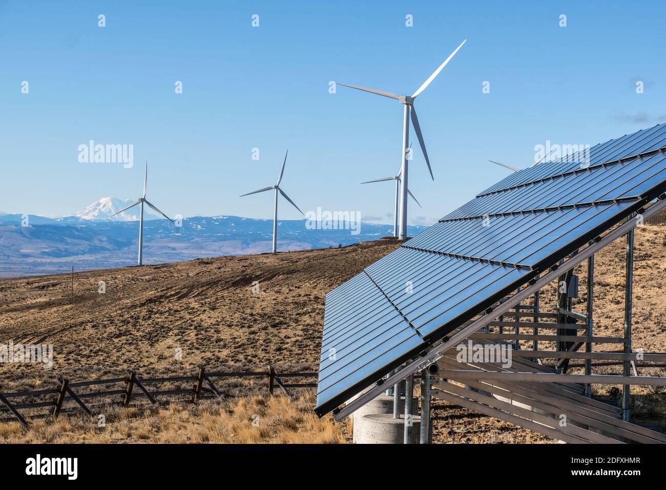 Windturbinen und Solarpanel mit Mount Rainier im Hintergrund Stockfoto