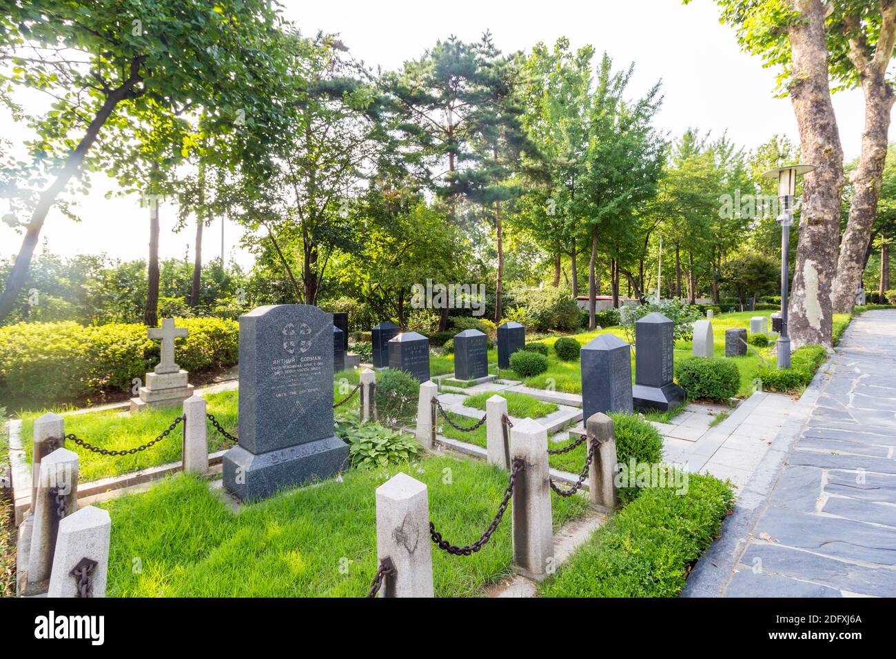 Gräber auf dem Yanghwajin-Auslandsmissionarischen Friedhof in Seoul, Südkorea Stockfoto