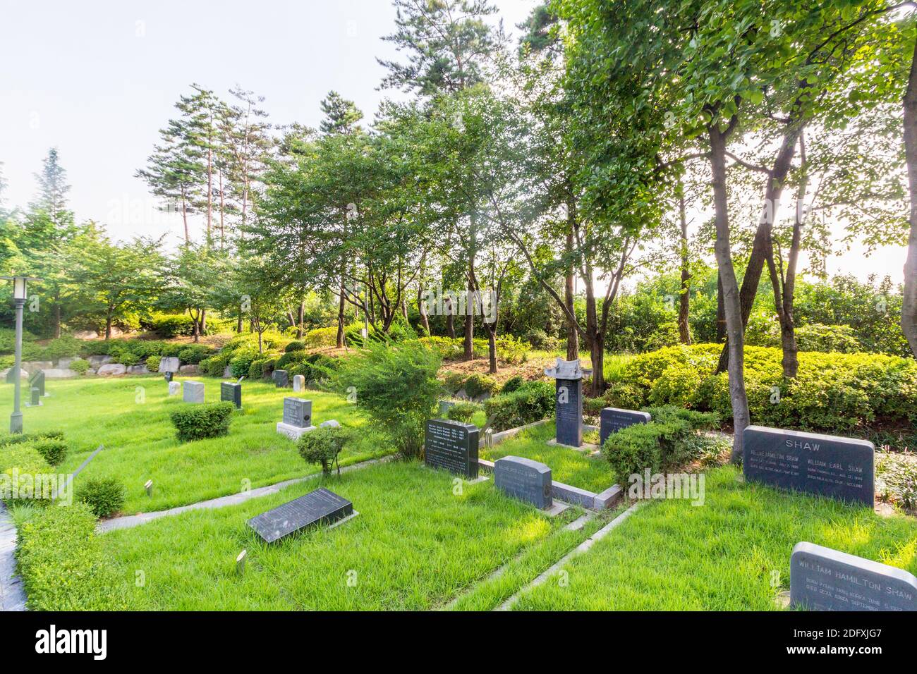 Gräber auf dem Yanghwajin-Auslandsmissionarischen Friedhof in Seoul, Südkorea Stockfoto