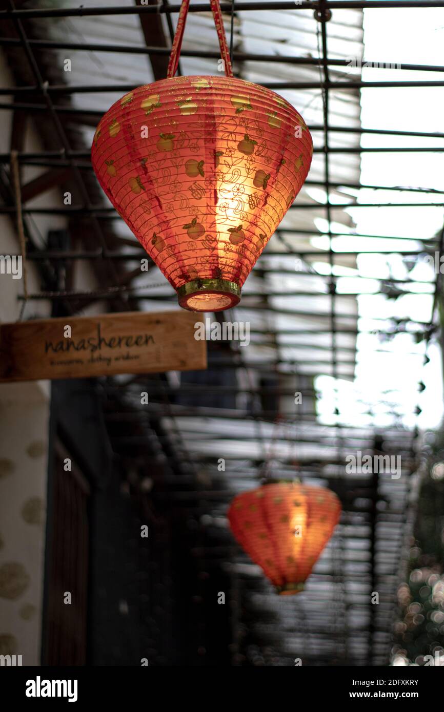 Traditionelle chinesische rote Laterne in der Hintergasse des alten Ladens Stockfoto