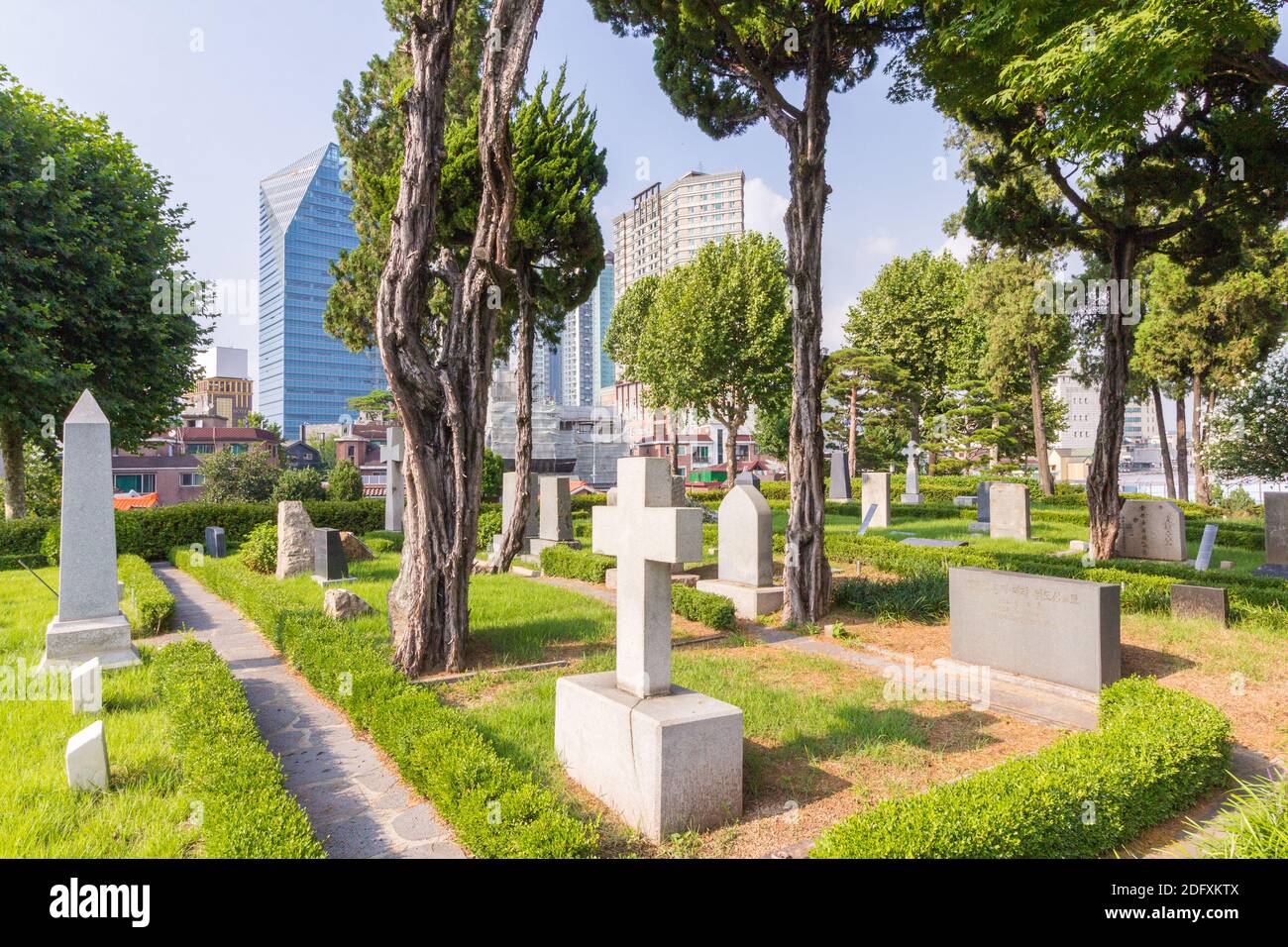 Gräber auf dem Yanghwajin-Auslandsmissionarischen Friedhof in Seoul, Südkorea Stockfoto