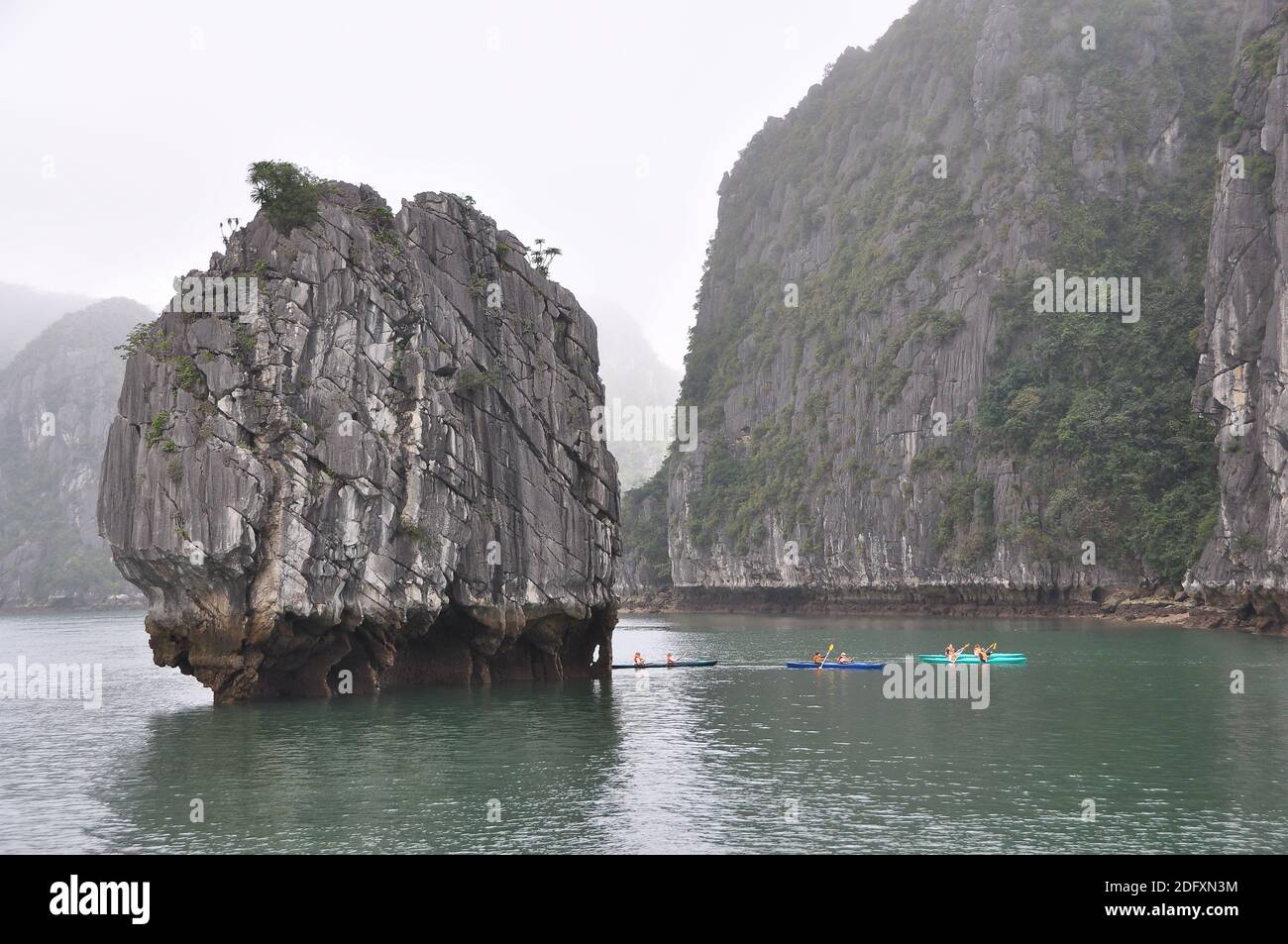 Felsformation und Höhle in Vietnam Stockfoto