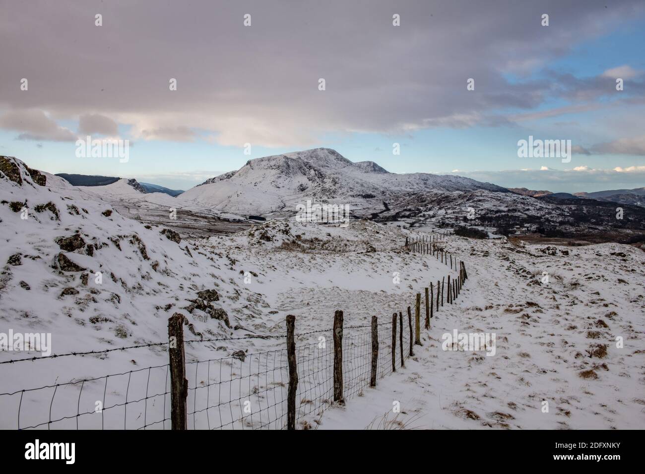 Cadair Idris mit Schnee bedeckt Stockfoto