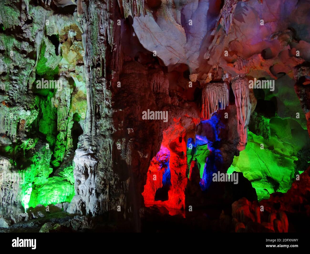 Felsformation und Höhle in Vietnam Stockfoto