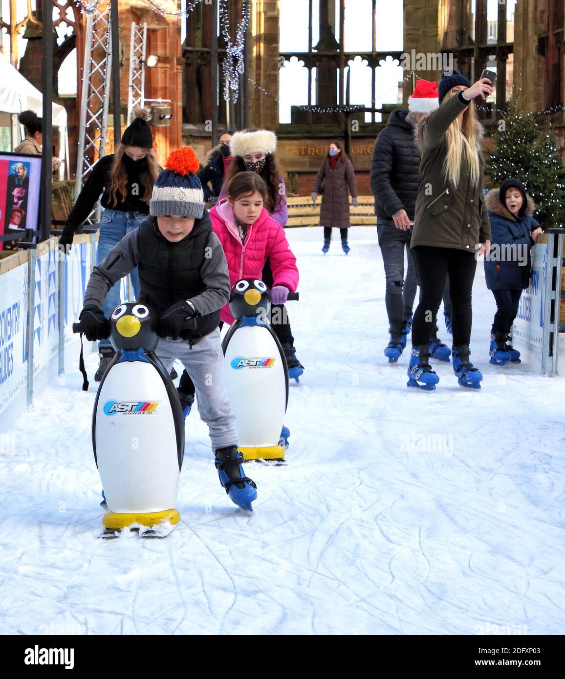 Coventry, Großbritannien. Dezember 2020. Kinder, die auf der neuen Eislaufbahn Coventry glides Pinguine benutzen.Coventry glides wird gemäß den nationalen Vorschriften unter Stufe 3 Covid-19-Beschränkungen Schieß los.. Bis zur möglichen Überarbeitung des Tier-Systems am 16. Dezember wird die Veranstaltung nun nur noch Zuschauer aus Coventry, Warwickshire und Solihull aufnehmen. Personen von außerhalb dieser Gebiete, die bereits Tickets für Daten vor dem 16. Dezember gebucht haben, werden kontaktiert, um eine volle Rückerstattung zu erhalten. Kredit: SOPA Images Limited/Alamy Live Nachrichten Stockfoto